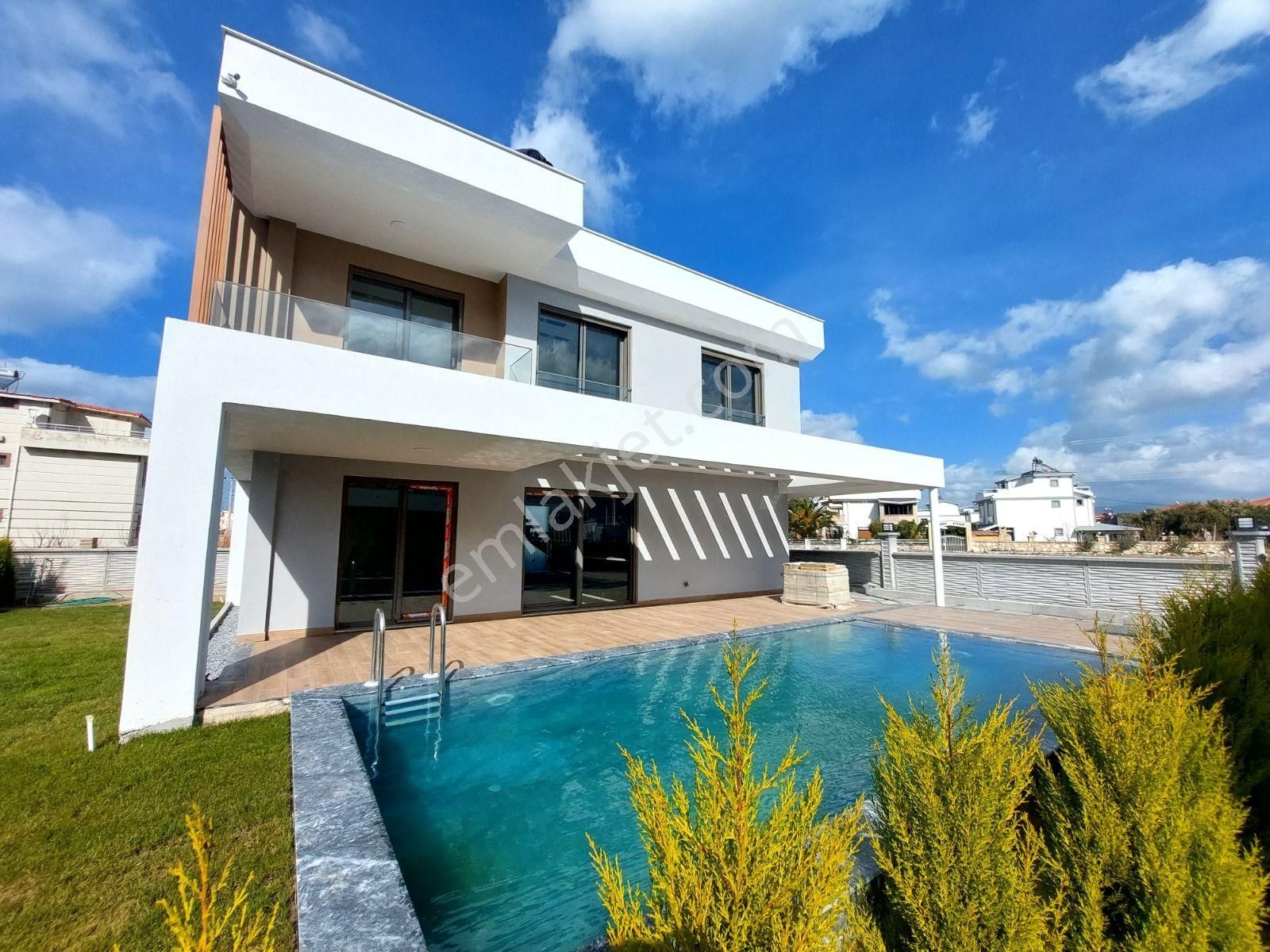 Kuşadası Güzelçamlı Satılık Villa Denize 600 Metre Özel Havuzlu 3+1 Tam Müstakil Villa