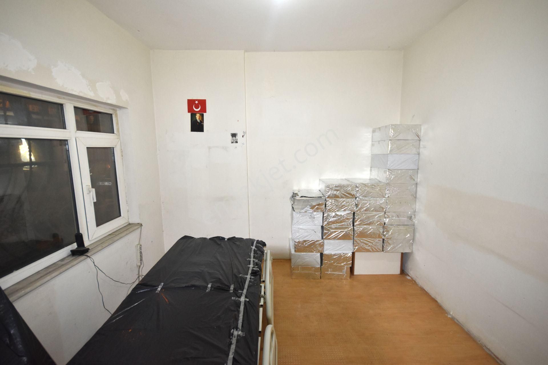 Erva Emlak'tan Sefaköy Merkez'de 60m2 Düz Ayak Kiralık İş Yeri - Görsel 2