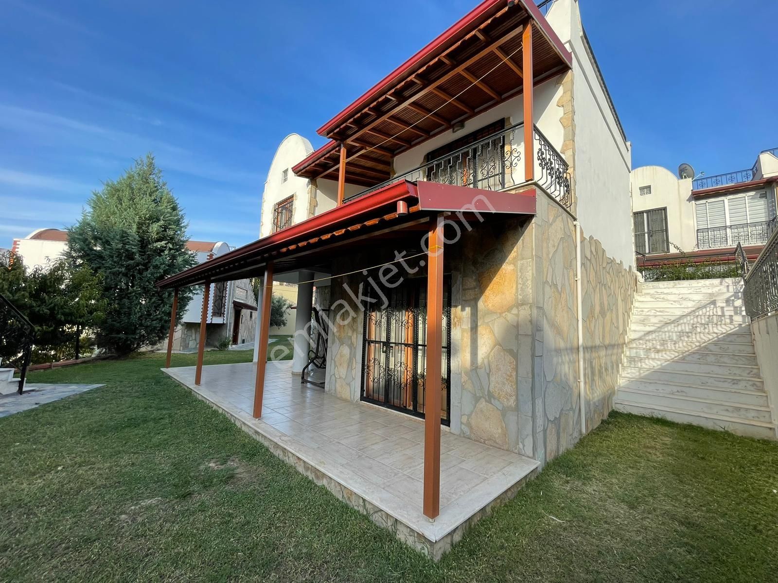 Kuşadası Soğucak Satılık Villa Kuşadası Sahilde,havuzlu Sitede, 3+1 Müstakil Villa