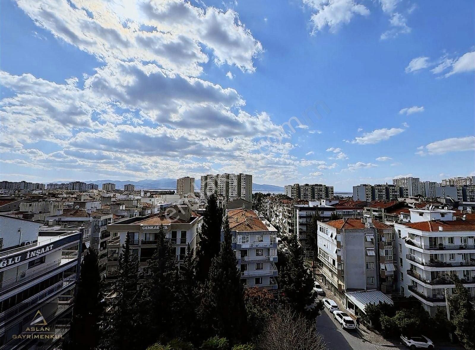 Karşıyaka Yalı Satılık Daire Sahil /tramvay Yakını,deniz Ve Şehir Manzaralı Satılık 3+1 Daire