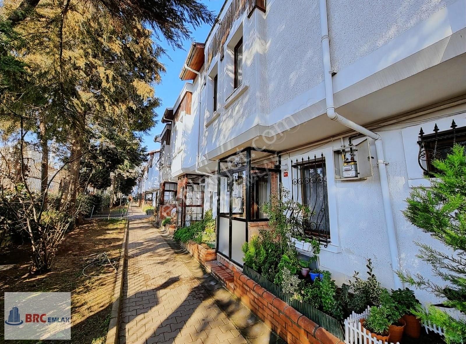 Küçükçekmece İstasyon Satılık Villa Halkalı Ölçükent Villalarında Tadilatlı Bakımlı 4+1 Tripleks