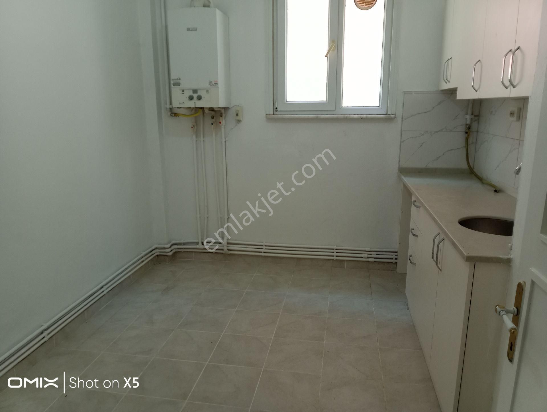 Pendik Çamçeşme Kiralık Daire Pendik Çamçeşme Mahallesi'nde Kiralık 90m2 Kombili 2+1 Düz Giriş Daire