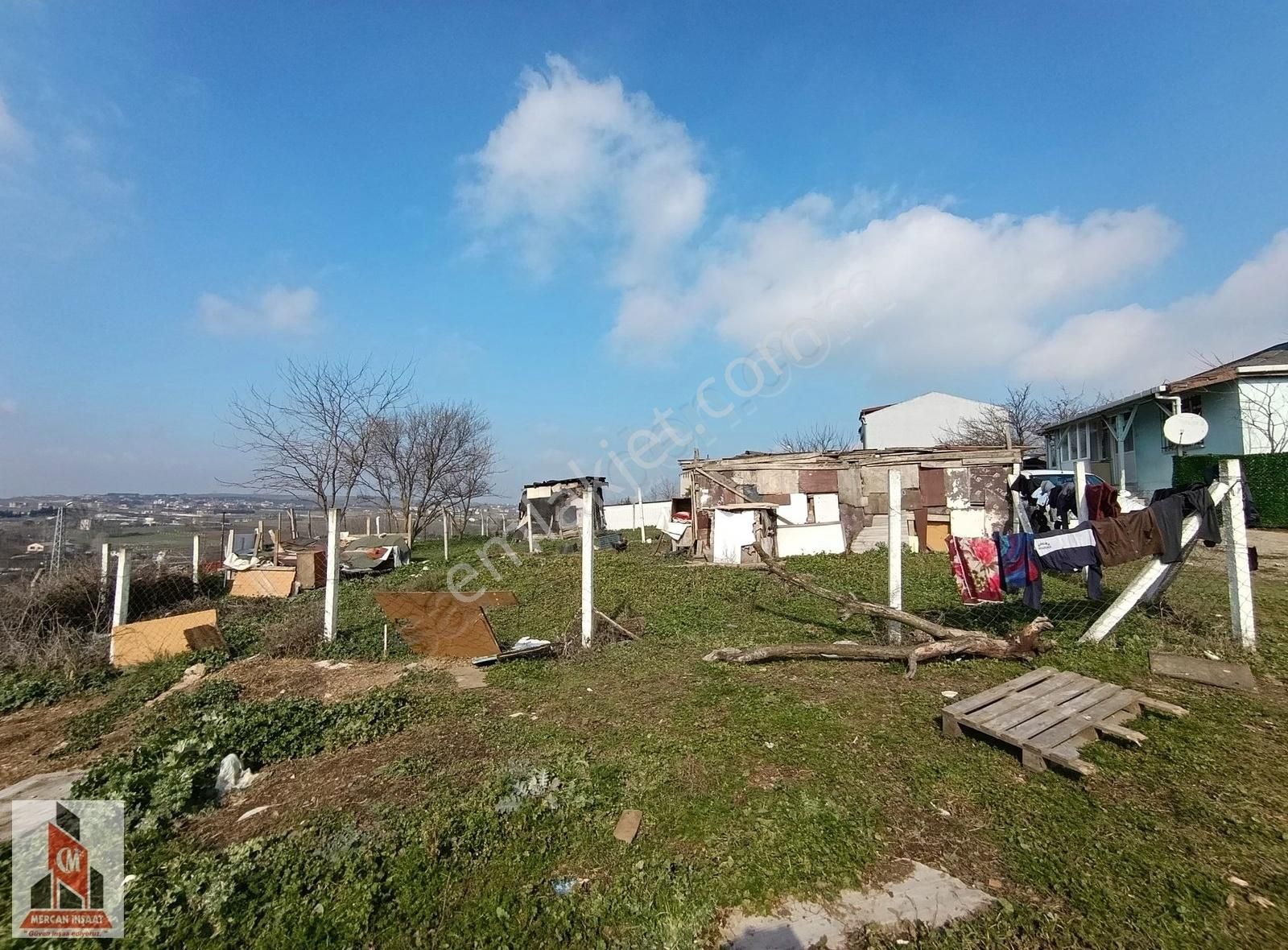 Arnavutköy Haraççı Satılık Konut İmarlı Tepe Konumda Çevrili Kelepir Satılık Arsa