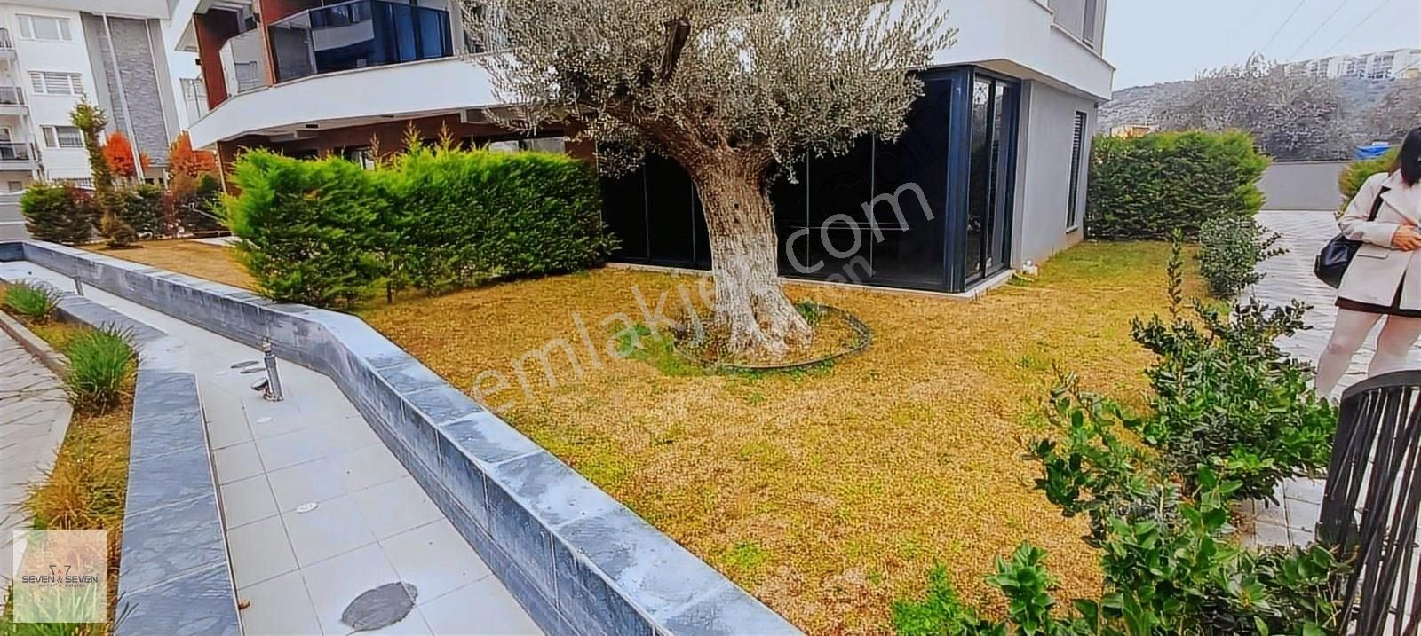 Kuşadası'nda Havuzlu Sitede Bahçe Katı 2+1 Satılık Daire