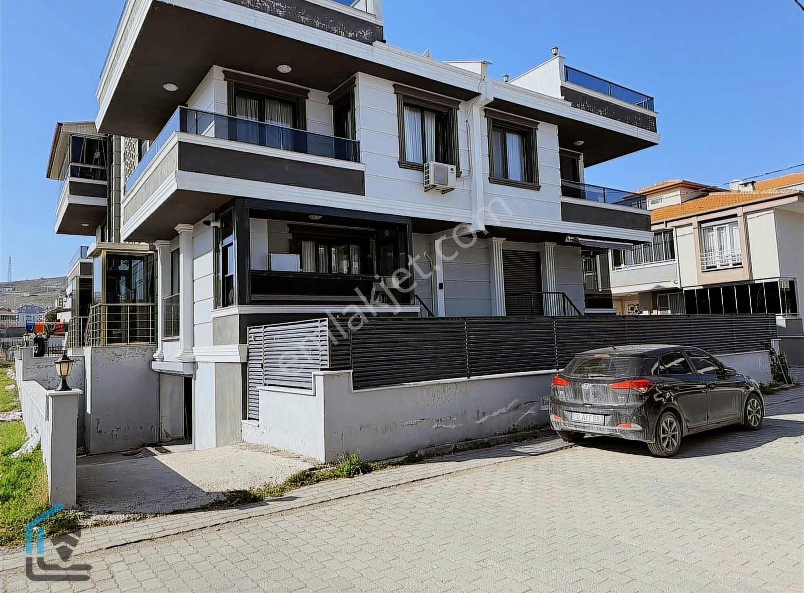 Karesi Maltepe Satılık Villa Özel Okullar Bölgesinde Satılık Özel 3+1 Triplex Villa