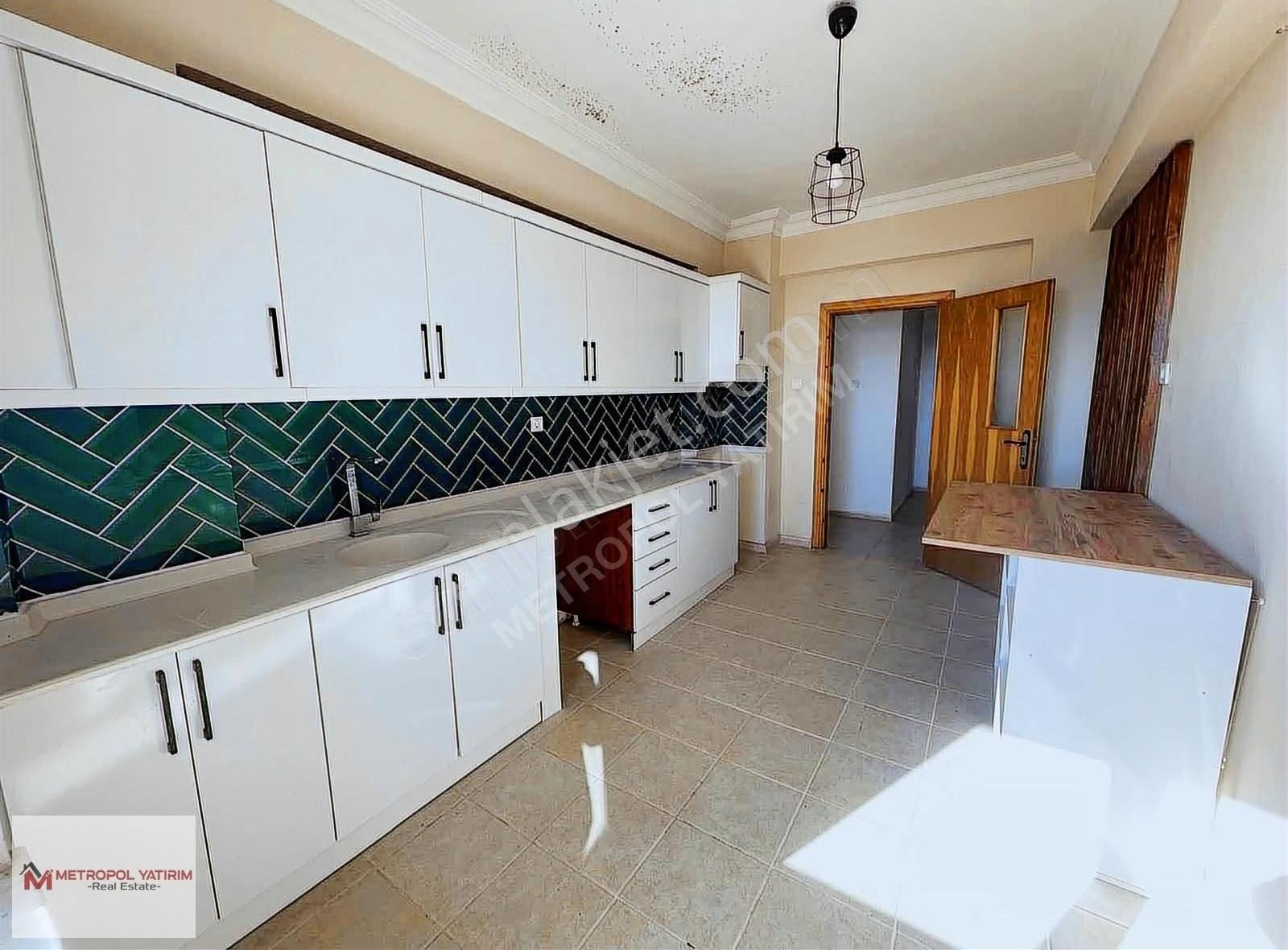 Muratpaşa Güzeloba Kiralık Daire Güzeloba İlkokulu Yanı 3+1 Arakat Asansörlü Site İçi 180m2