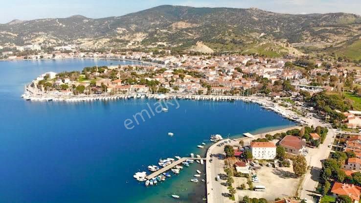 Foça Merkezde 2+1 Tadilatlı Bahçe Katı Ferah Daire