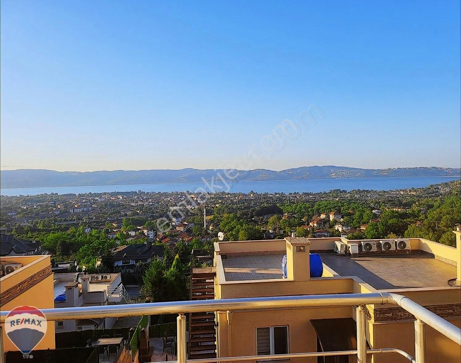 Sapanca Nailiye Satılık Villa Remax Mavi Hikmet Başer Sapanca Göl Manzaralı 3+1 Satılık Villa