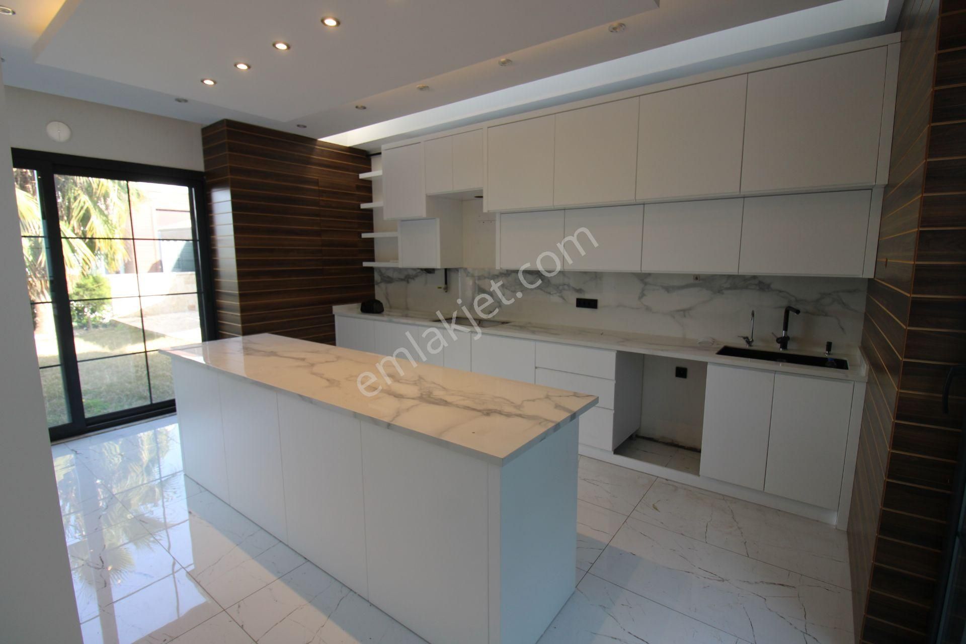 Kuyulukta Site İçerisinde Manzaralı 4+1 Villa - Görsel 3