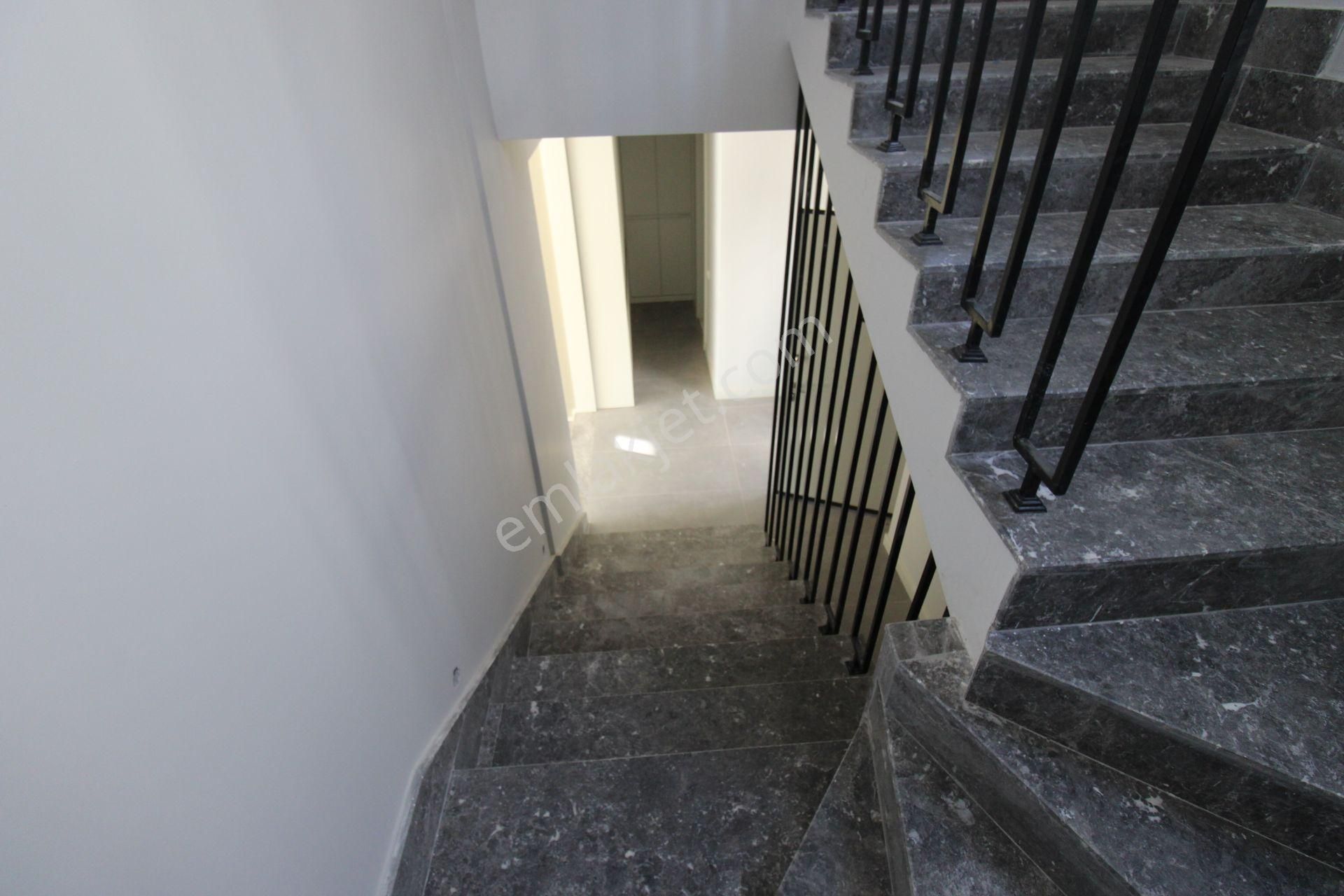 Kuyulukta Site İçerisinde Manzaralı 4+1 Villa - Görsel 16