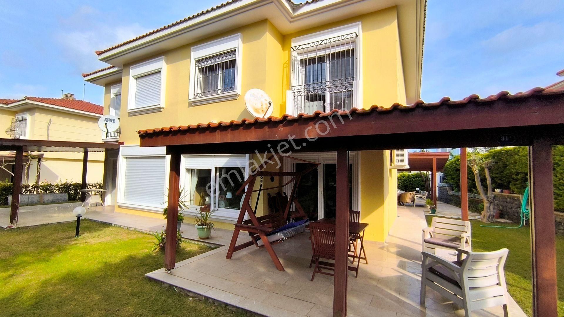 Çeşme Boyalık Satılık Villa Boyalık’ta Ferah Sokakta, Geniş Bahçeli 3+1 İkiz Villa