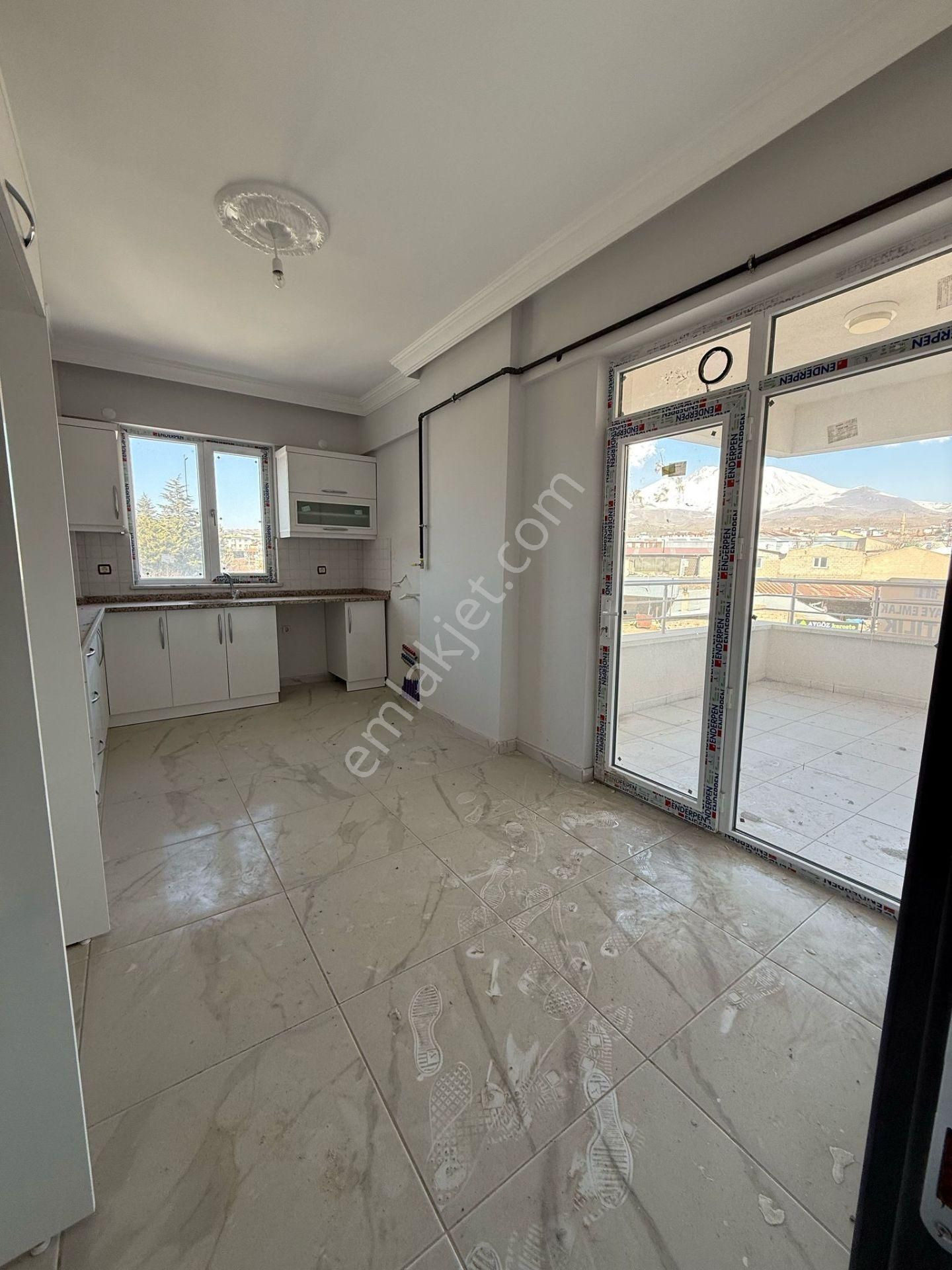 Öz Gaye Emlaktan Develi Elbiz Caddesi Civarı Satılık Sıfır Daire