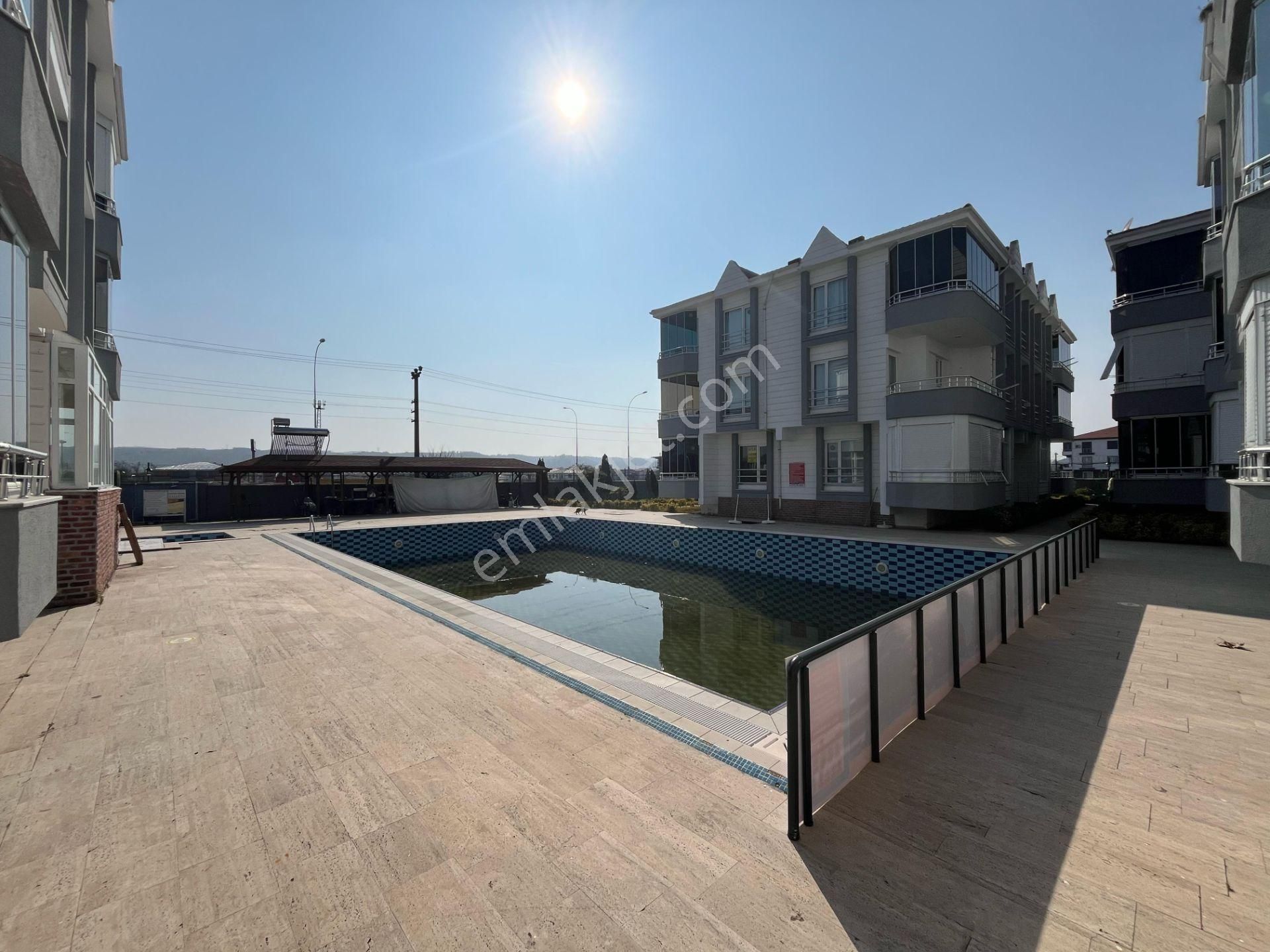 Karasuda Havuzlu Sitede Kombi Petekli Geniş Kullanım 2+1 Daire