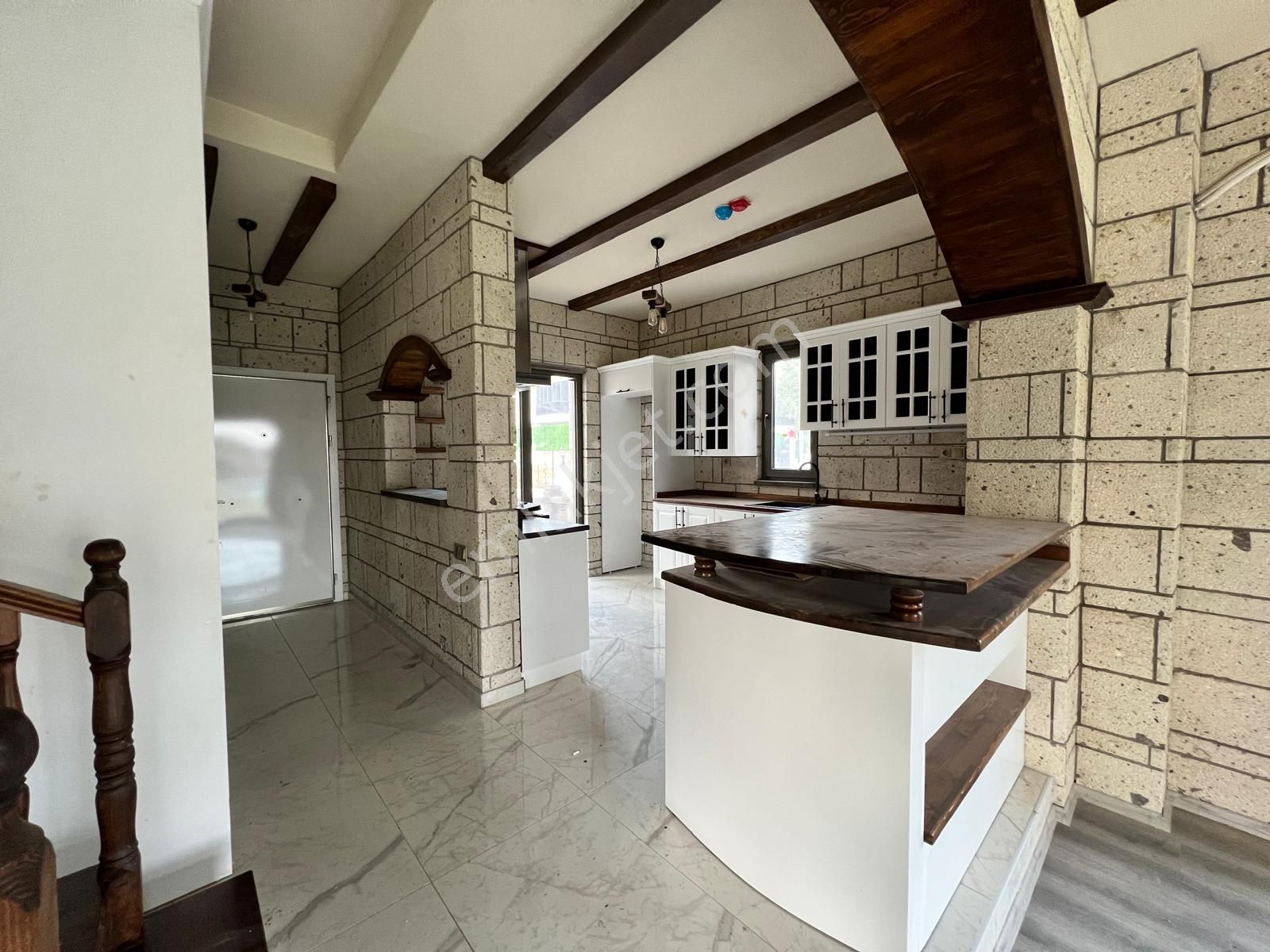 Poyraz Gayrimankul'den Güre'de Satılık Site İçinde Taş Villa - Görsel 3