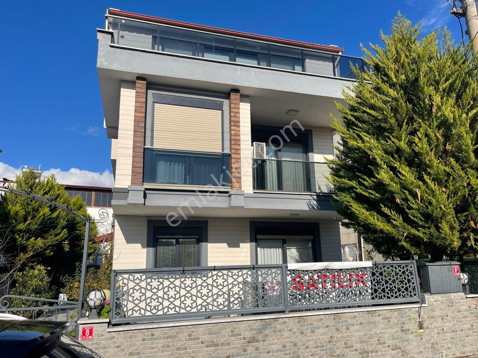 Edremit Akçay Satılık Villa Poyraz Gayrimenkul'den Akçay'da Deniz'e Çok Yakın Satılık Eşyalı Villa