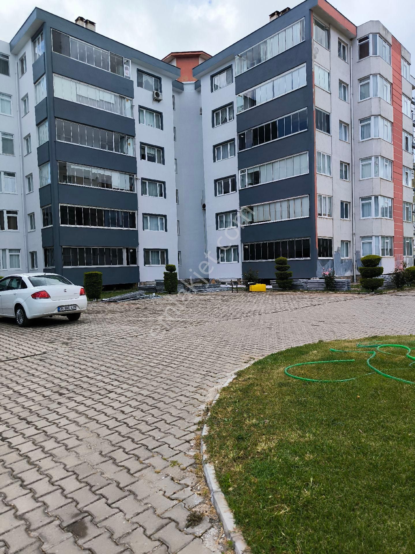Çanakkale Sinerjiden Esenler 60m İlk Yola Cephe Site İçi Ebeveyn Banyolu 3+1 Daire