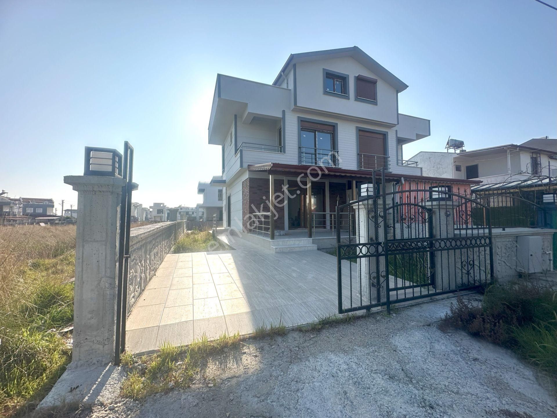 Dikili Cumhuriyet Satılık Villa Dikili Cumhuriyet Mahallesi'nde Satılık 4+1 Sıfır Villa