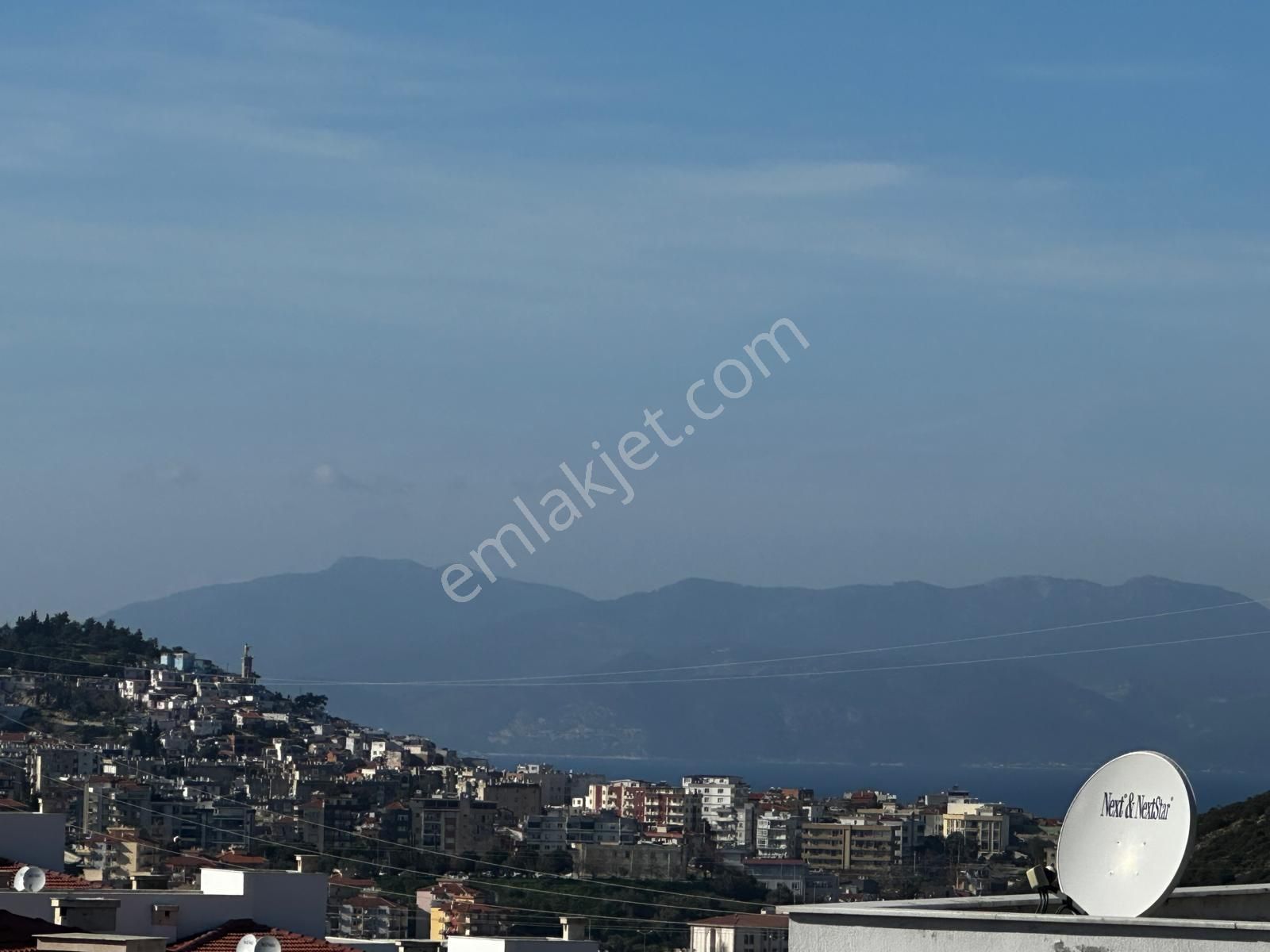 Kuşadası Sıfır Havuzlu Güvenlikli Sitede Ayrı Mutfak Geniş 2+1
