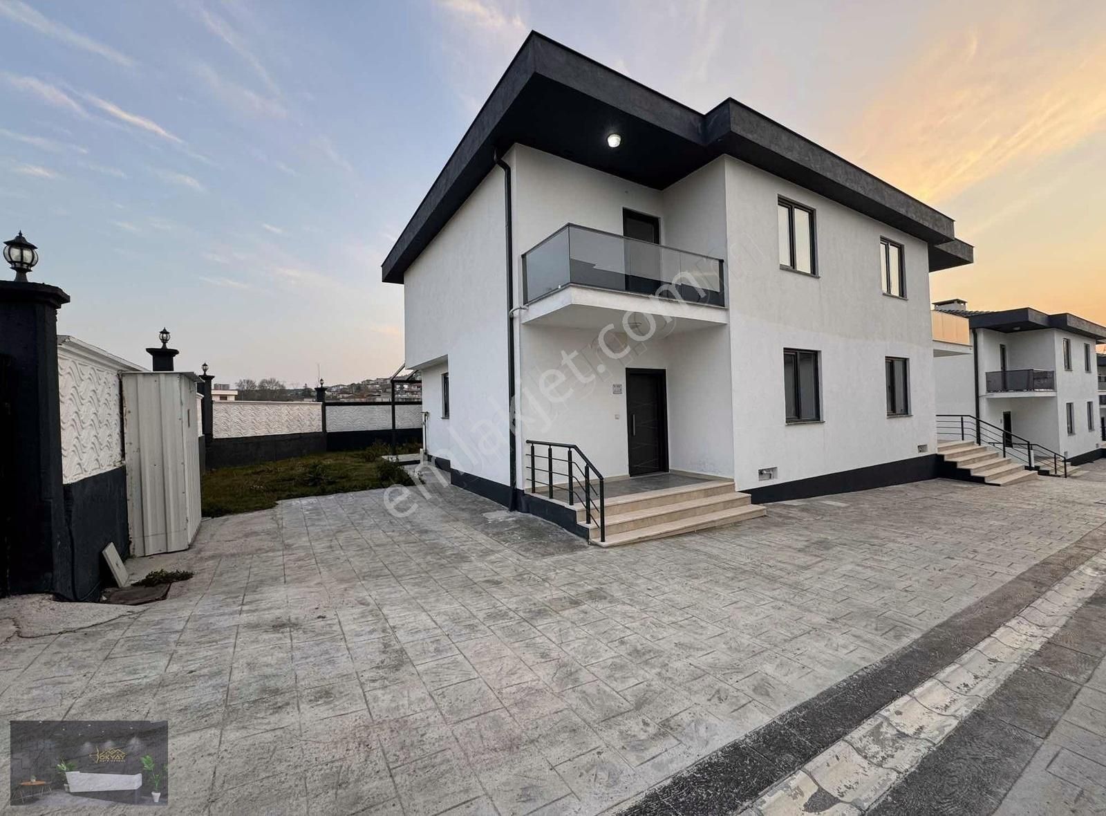 Adapazarı Karaman Satılık Villa Karaman 4+1 151m2 Satılık Köşe Dublex Villa