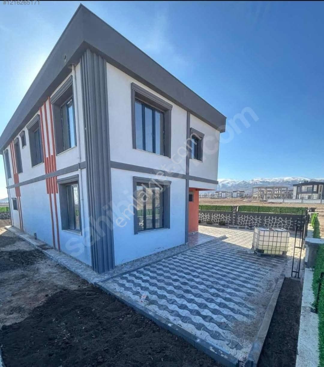 Niğde Merkez Efendibey Satılık Villa Niğde Merkez Yeşilburç Sevgi Evleri Yakını Muhteşem Yapısıyla Dubleks Villamız