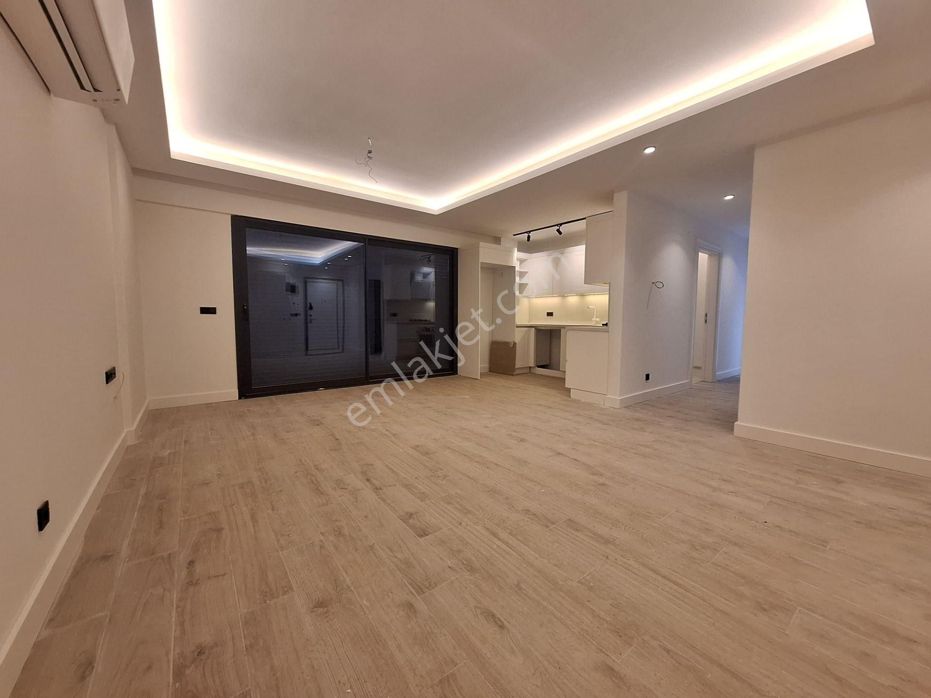 Kuşadası Otoparklı Geniş Satılık 2+1 Daire