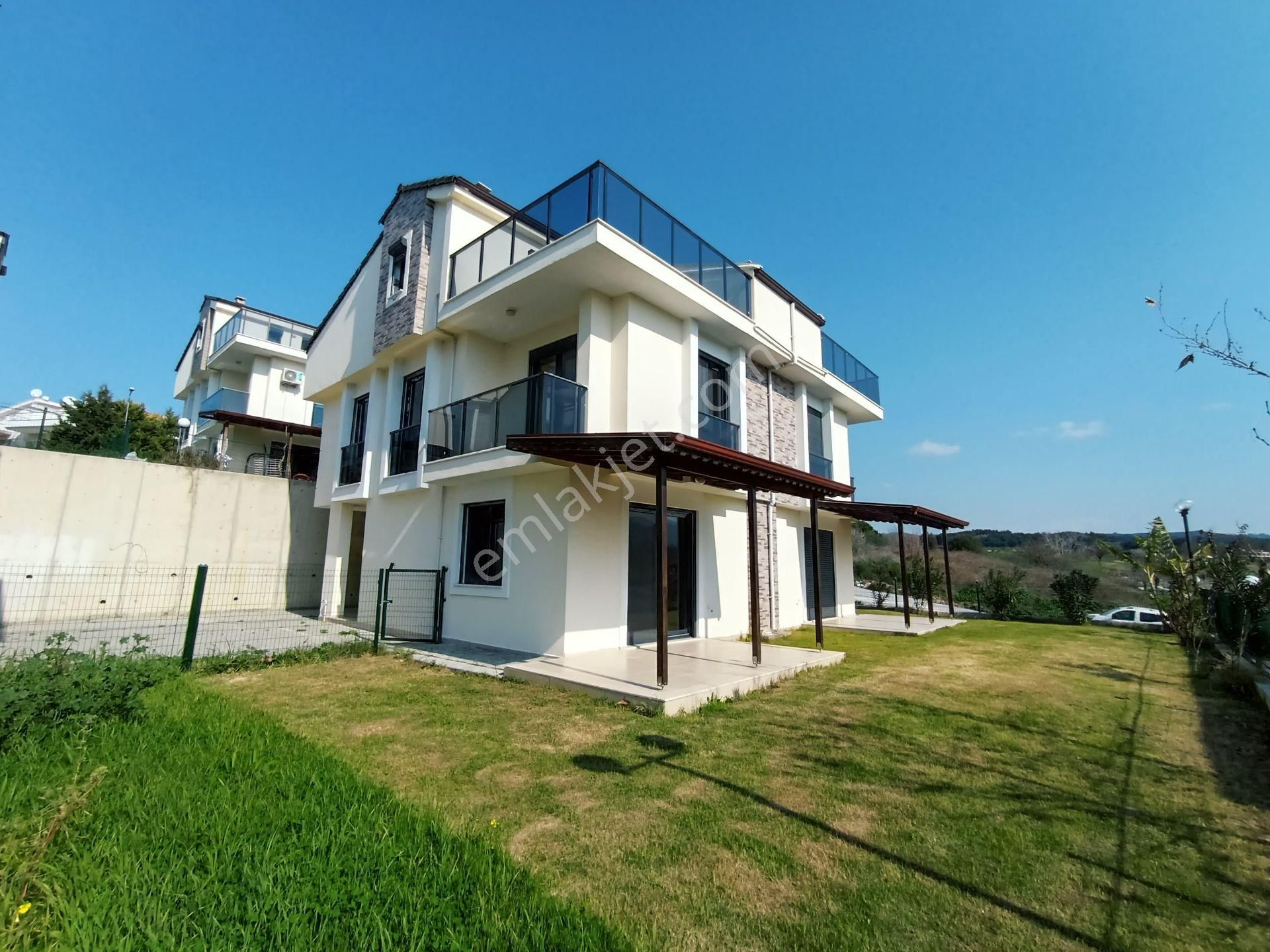 Kuşadası Soğucak Satılık Villa Kuşadası Soğucak'ta Triplex 4+1 Site İçinde Deniz Manzaralı Villa