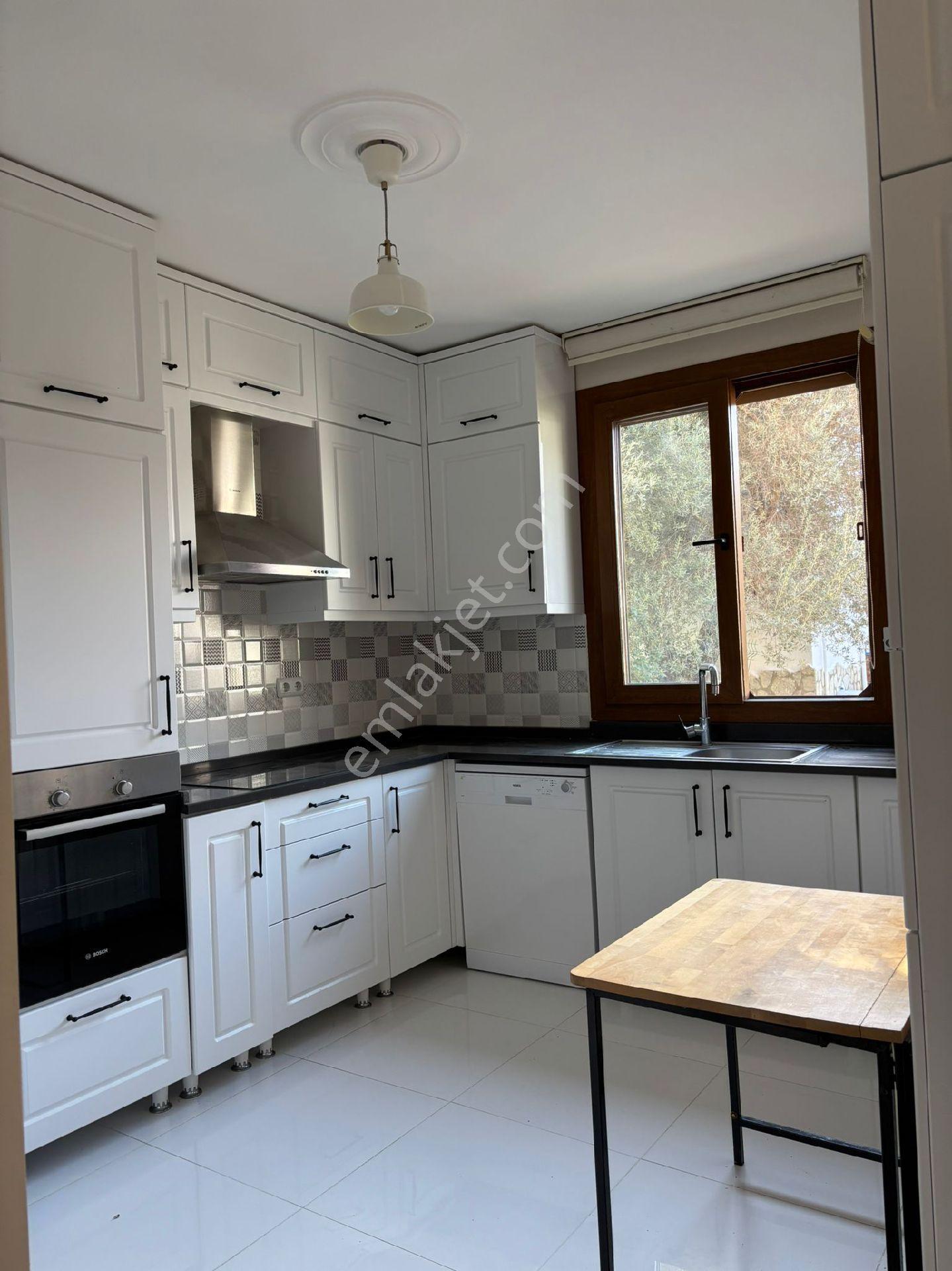 Mordoğan'da Merkezi Konumda Kiralık Triplex Yazlık - Görsel 15