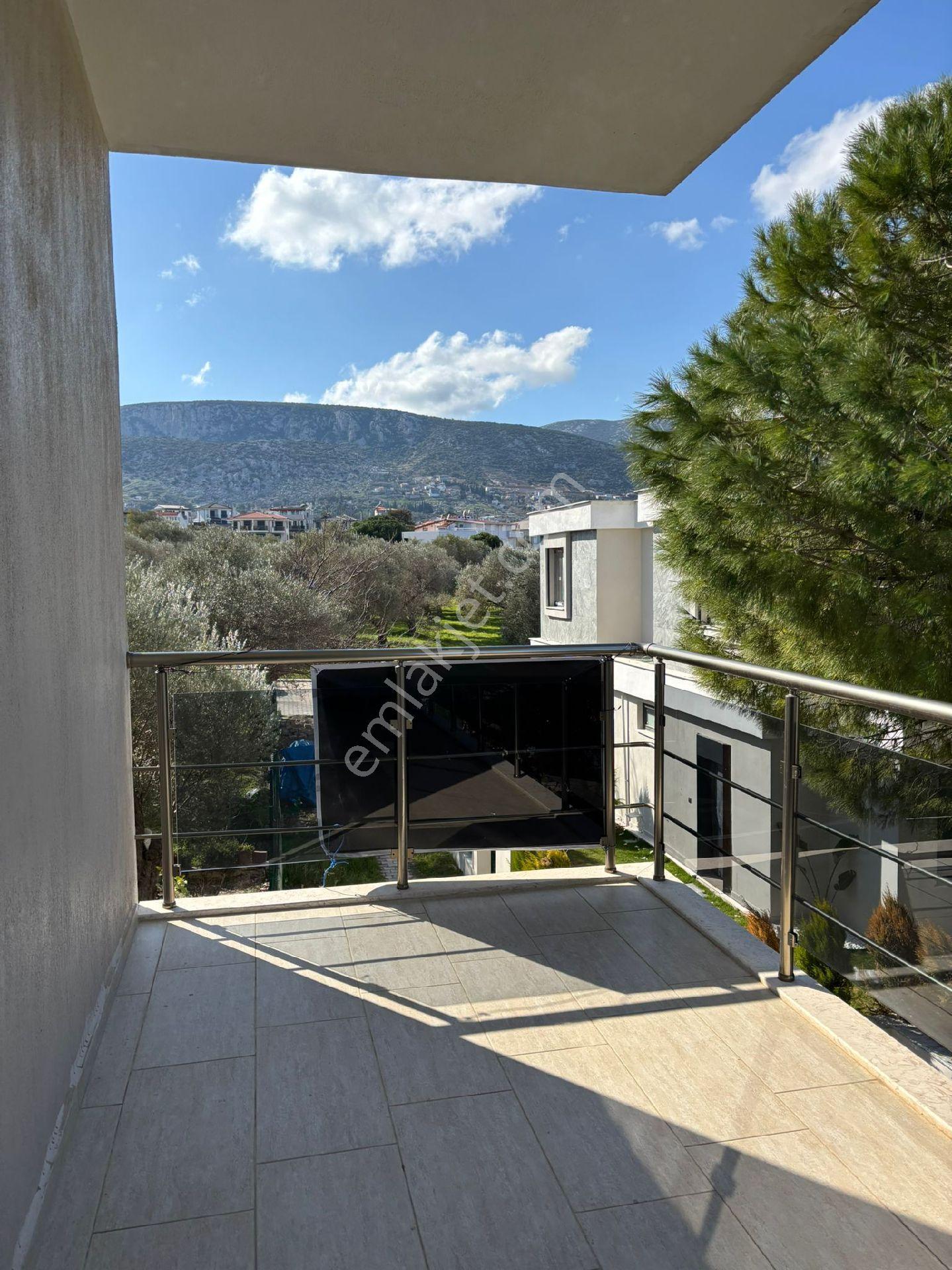 Mordoğan'da Merkezi Konumda Kiralık Triplex Yazlık - Görsel 12