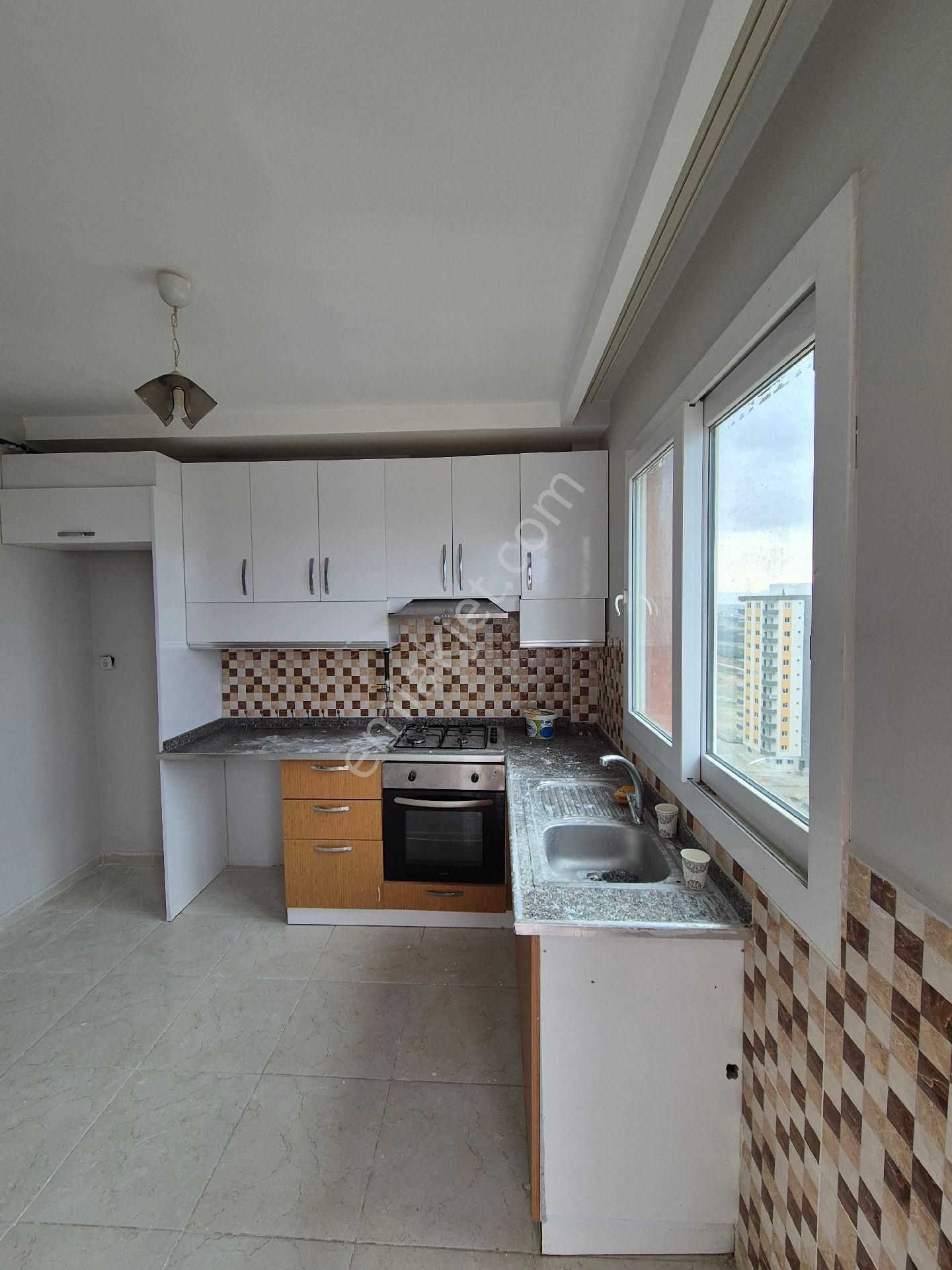 Gültepe'de 3+1 Kapalı Mutfak Doğalgazlı Ankastreli Site İçi Kiralık Daire