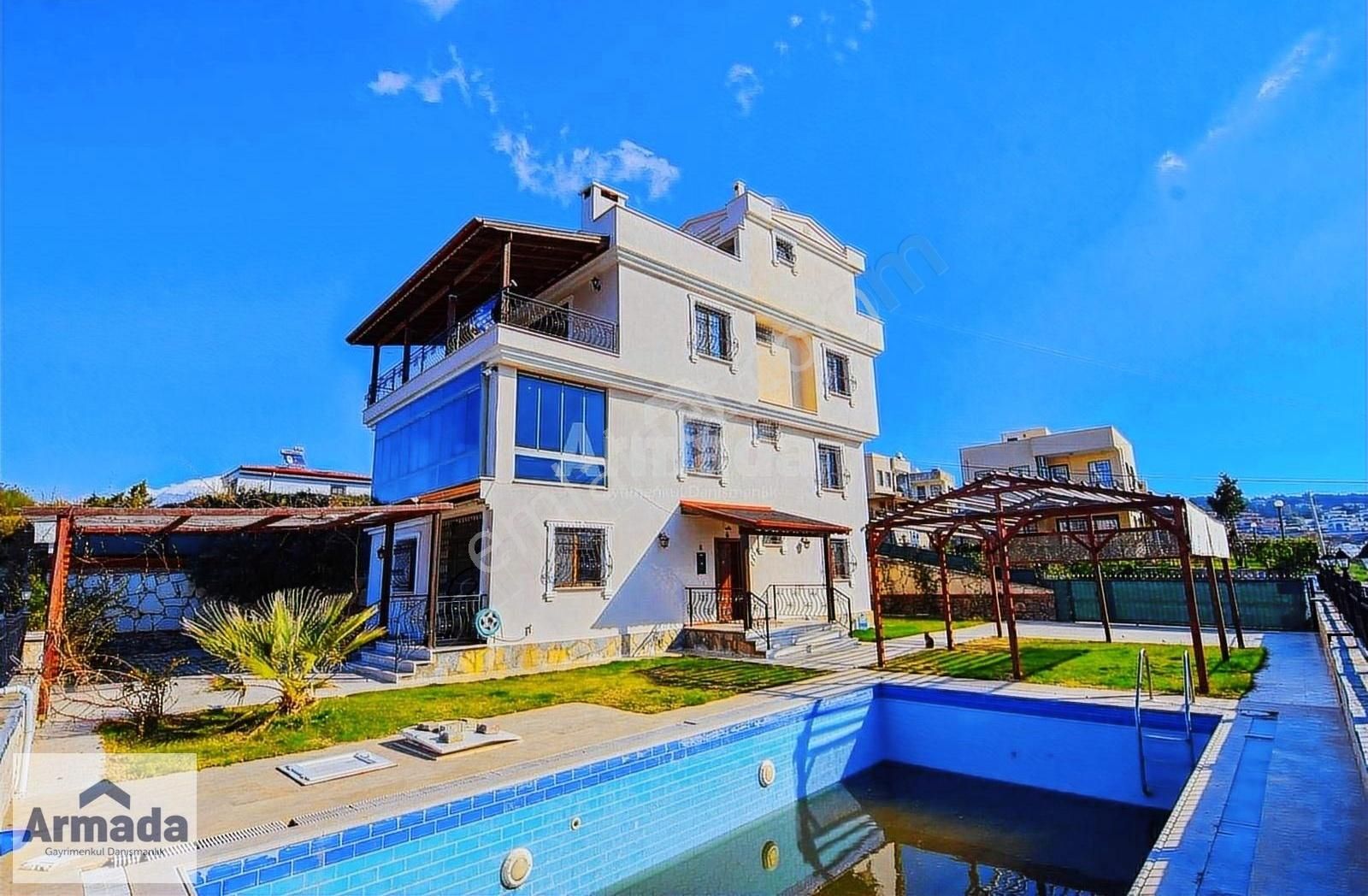 Kuşadası Soğucak Satılık Villa Soğucak Mevkii'de Muhteşem Deniz Manzaralı Villa