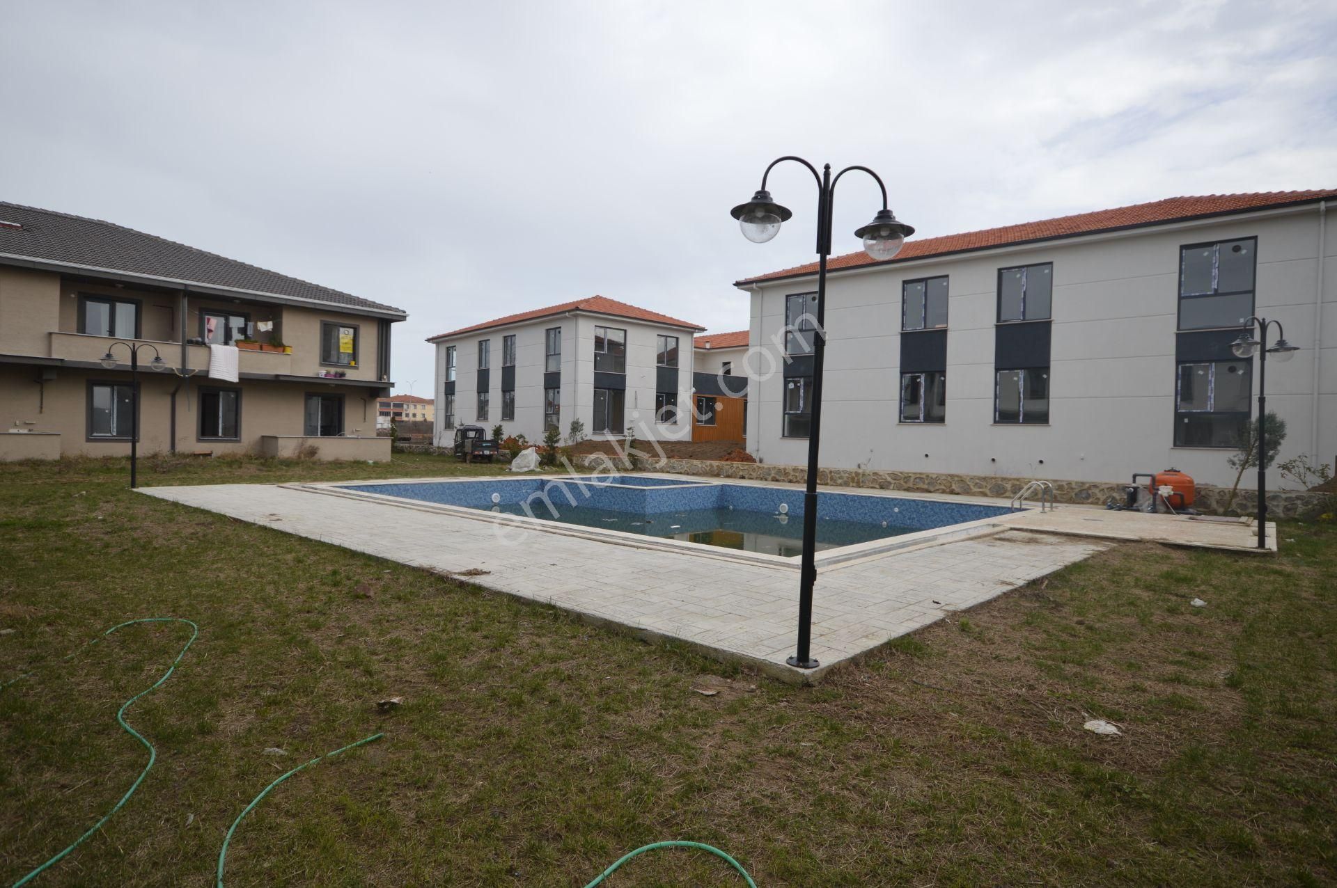Sakarya Karasu Da Havuzlu Kapalı Sitede 2+1