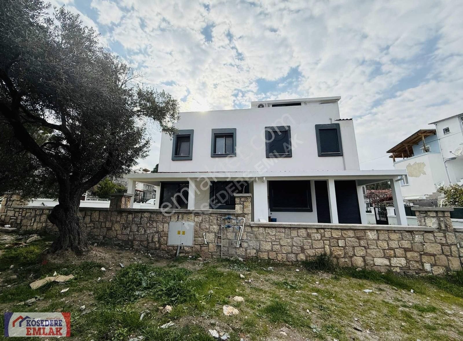 Karaburun Mordoğan Satılık Villa Kösedere Emlak'tan Mordoğan'da Bağımsız Girişli, Bahçeli Villa