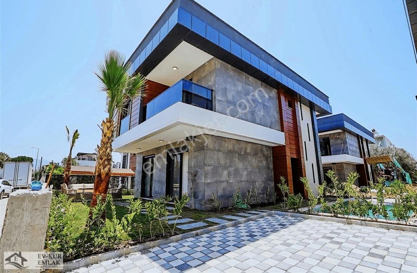 Kuşadası Karaova Satılık Villa Kuşadası'nda Denize 400mt Özel Havuzlu 4+1 Tek Müstakil Villa