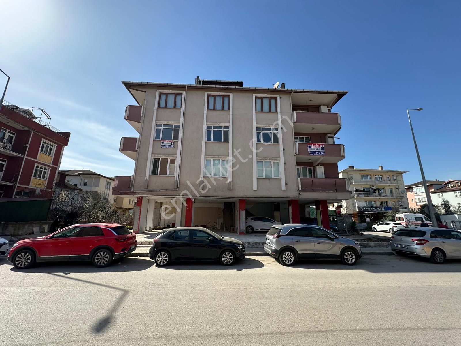 İzmit Yenişehir Satılık Daire İzmit Yenişehir Konak Hastanesi Karşısında Ticari Kullanıma Uygun Satılık 3+1 Boş Daire