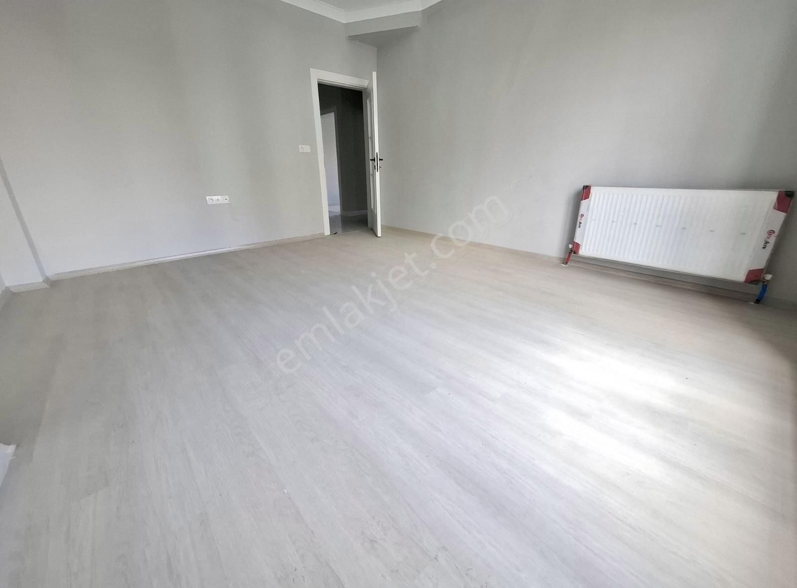 Çayırova Akse Satılık Daire Cadde Üzere Asansörlü Binada ***130m² 3+1 Arakat*** Daire