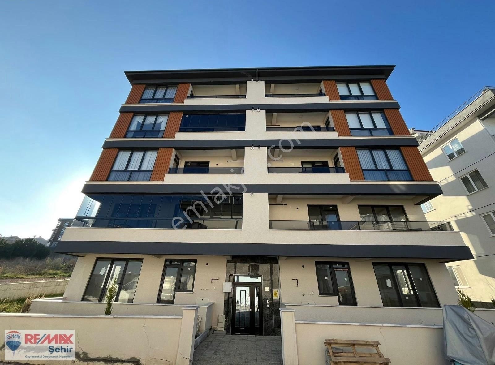 Çiftlikköy Çiftlik Satılık Daire Remax Şehir 2 'den Çiftlikköy Kaymakamlık Karşısı Satılık 3+1