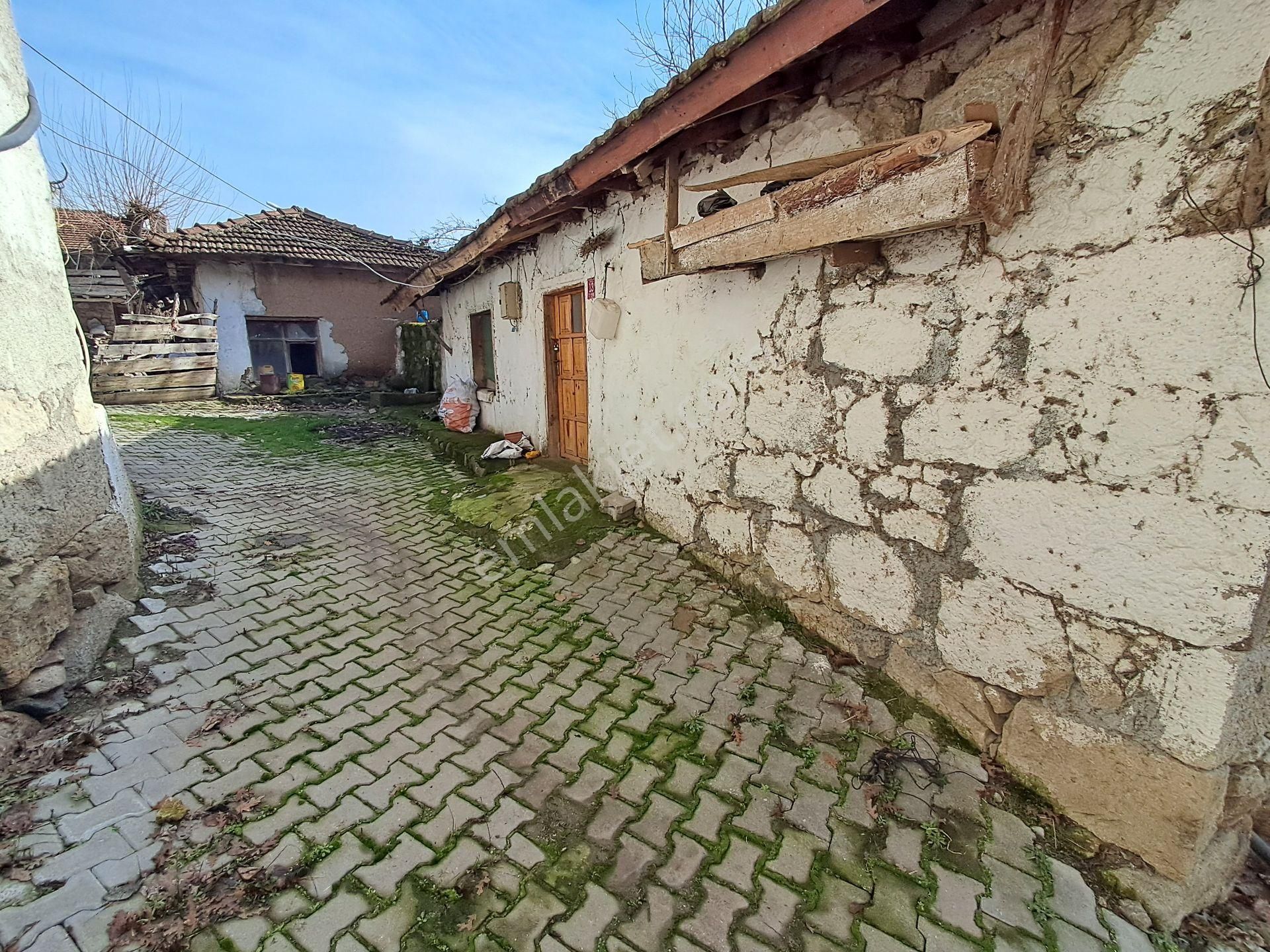 Eryılmaz Gayrimenkul'den Havran Kobaklar Köyünde 360 M2 Satılık Müstakil Bahçeli Taş Ev - Görsel 2