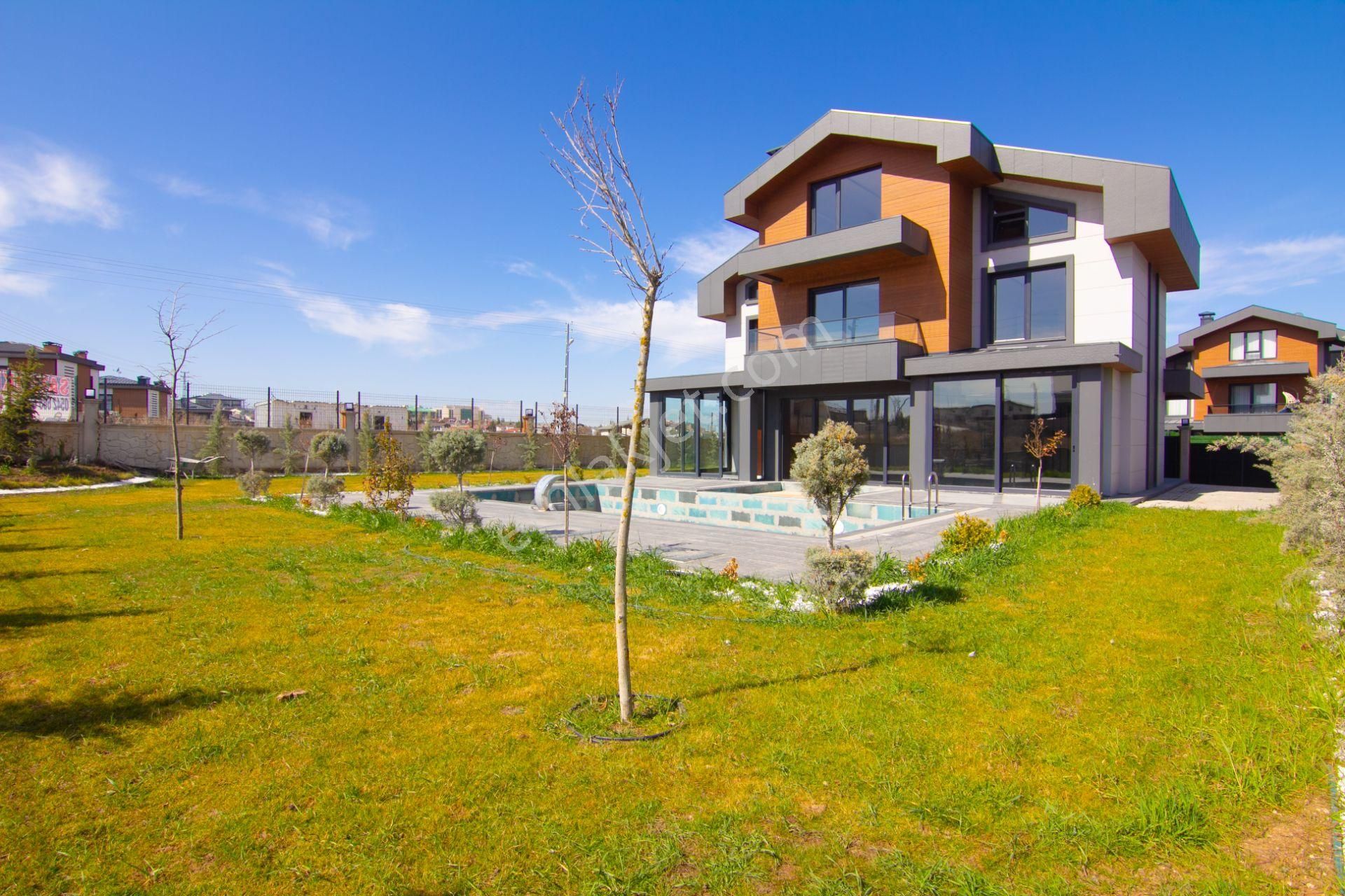 Gölbaşı Eymir Satılık Villa Gölbaşı Eymir'de Lüks Triplex Villa | 7+1 Oda | Taşmalı Havuz | Köşe Konum | Kullanıma Hazır