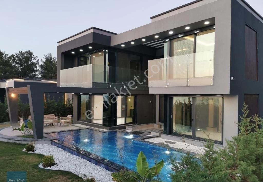 Kuşadası Soğucak Satılık Villa Soğucakta Ultralux Manzaralı Özel Mülk Villa