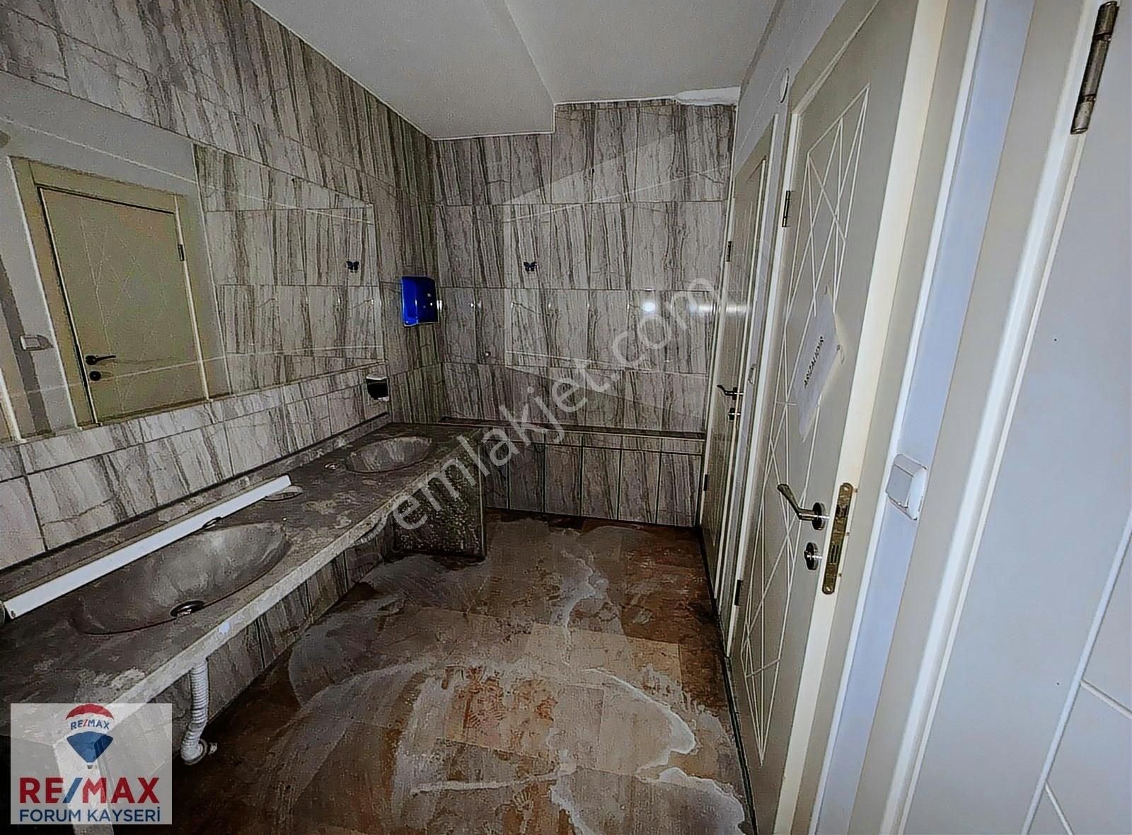 Kocasinan Erciyesevler Kiralık Dükkan & Mağaza 30 Ağustos Bulvarında Cadde Üstünde 3 Katlı Kiralık Dükkan