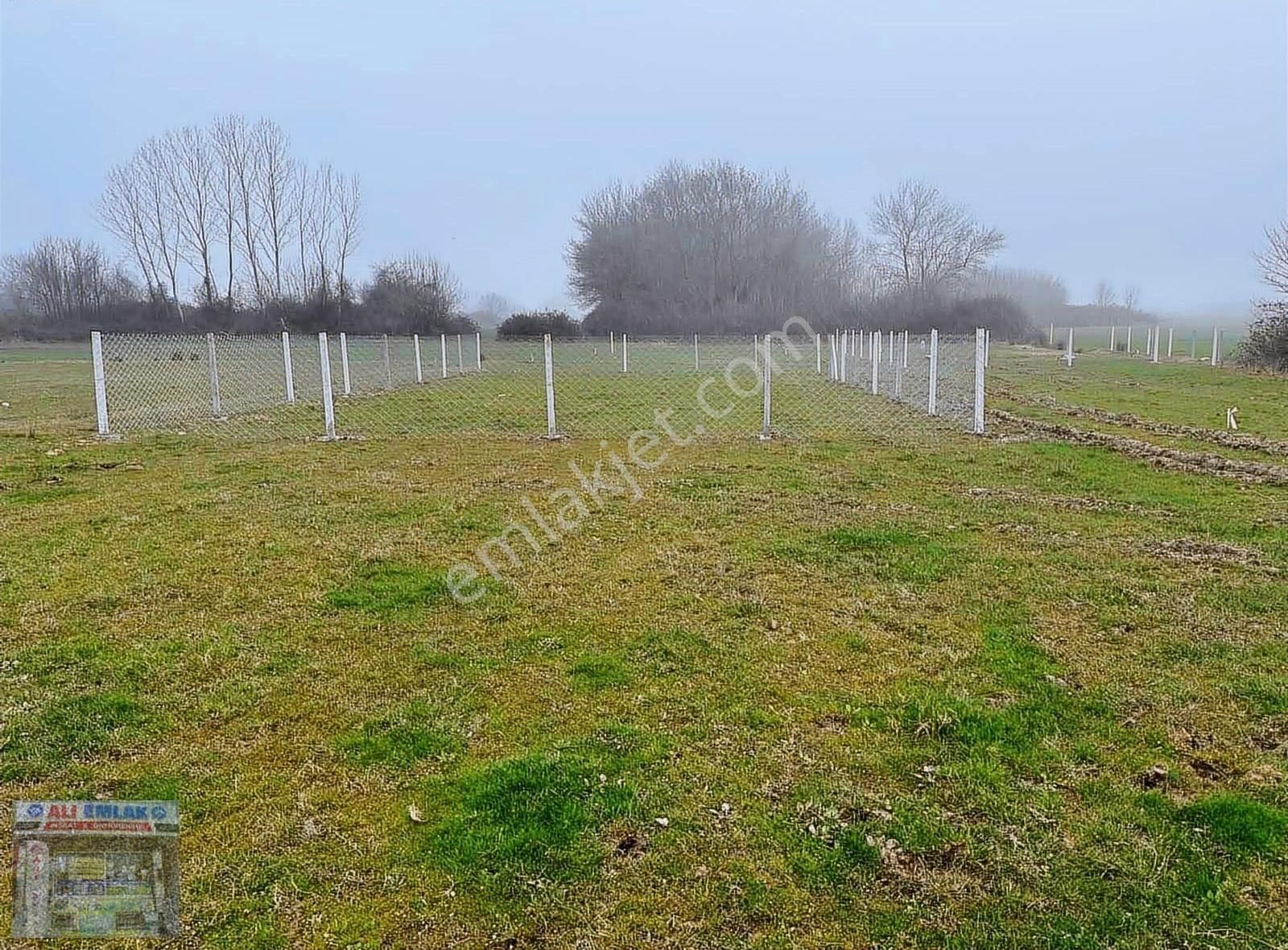 Çatalca Karacaköy Merkez Satılık Tarla Çatalca Karacaköy 448metre Çaplı Muvafakatnameli Çevrili