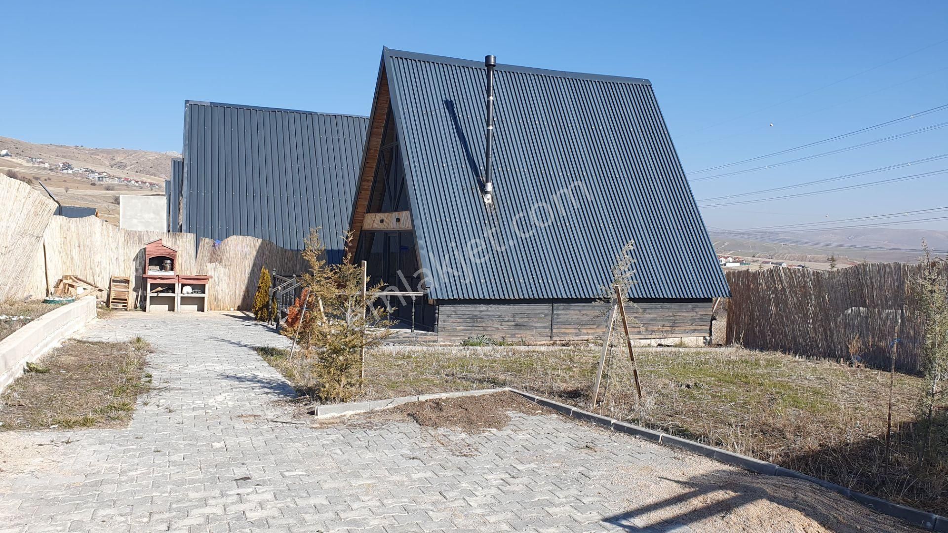 Asfalta Cephe Bungulov Ev Önünden Otobüs Geçmekte - Görsel 2