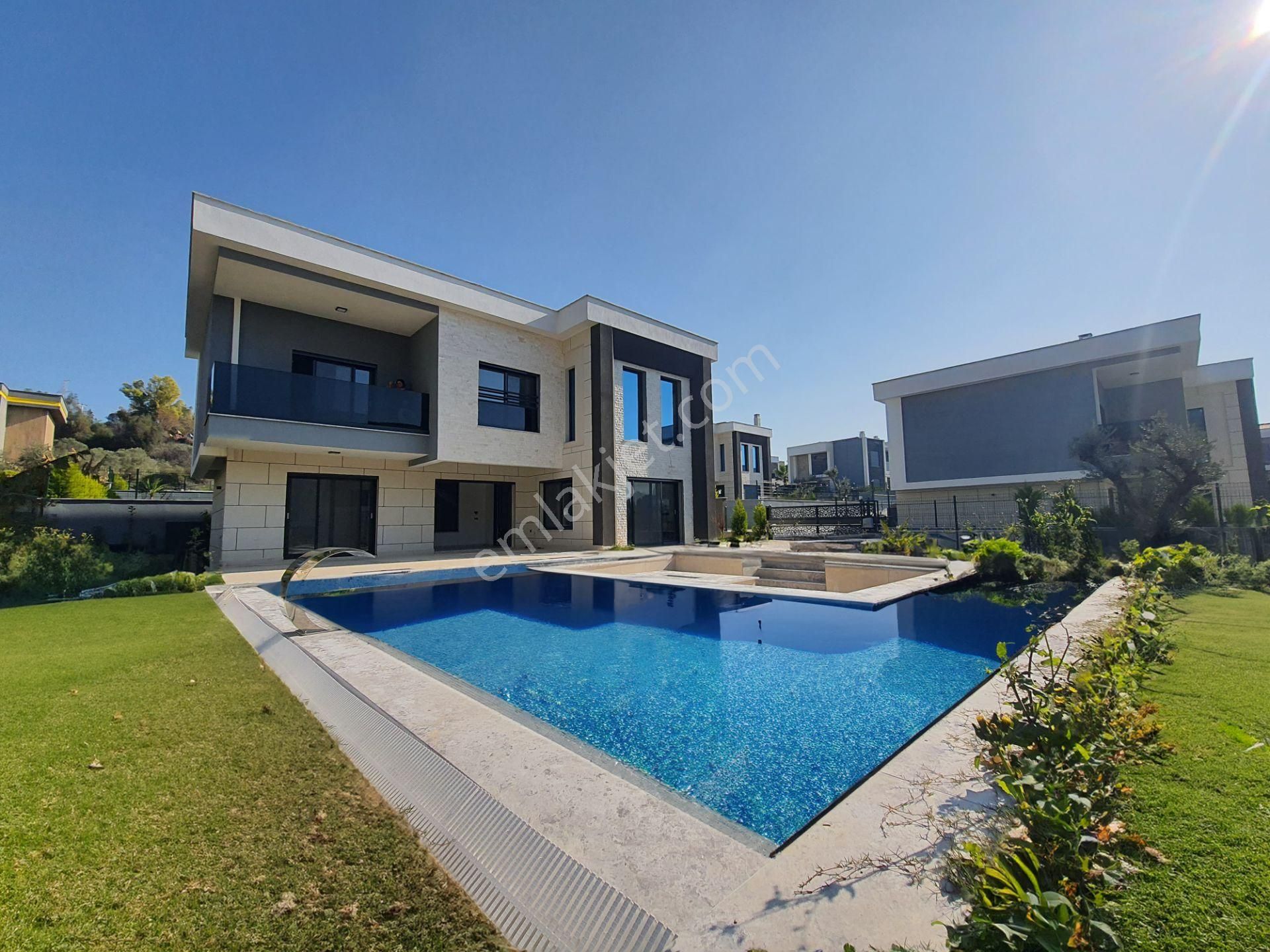 Kuşadası Yavansu Satılık Villa Realty World'den Özel Havuzlu Bahçeli Müstakil 4+1 Villa