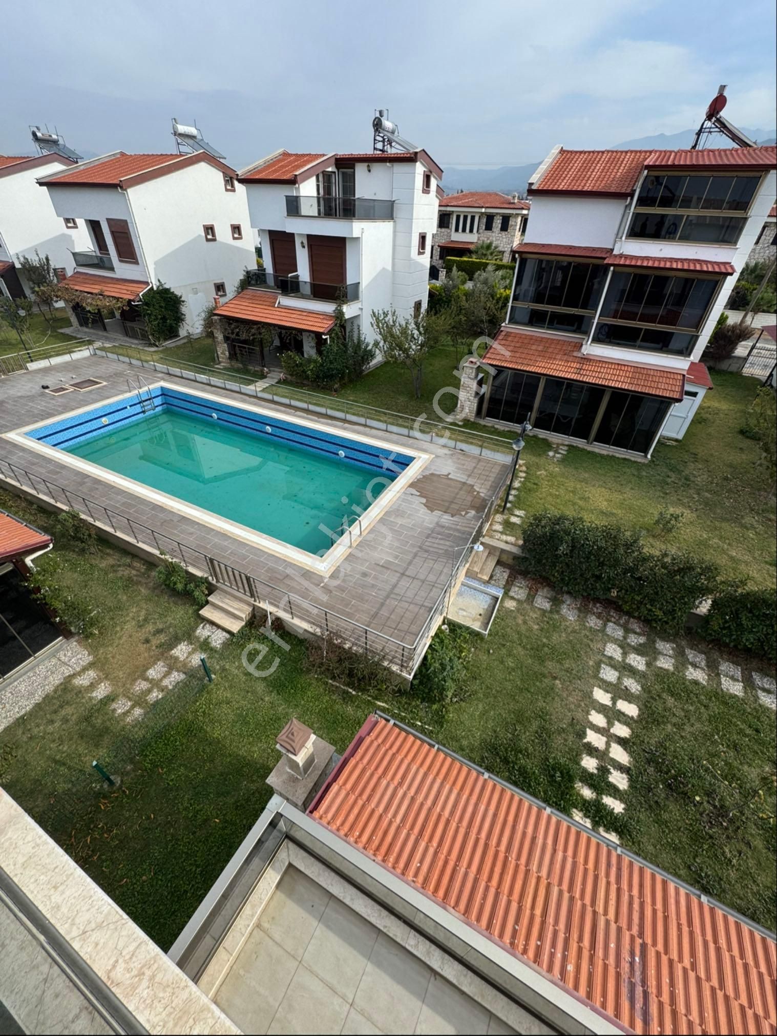 Kuşadası Güzelçamlı Satılık Villa Site İçinde Ortak Havuzlu Geniş Müstakil Villa