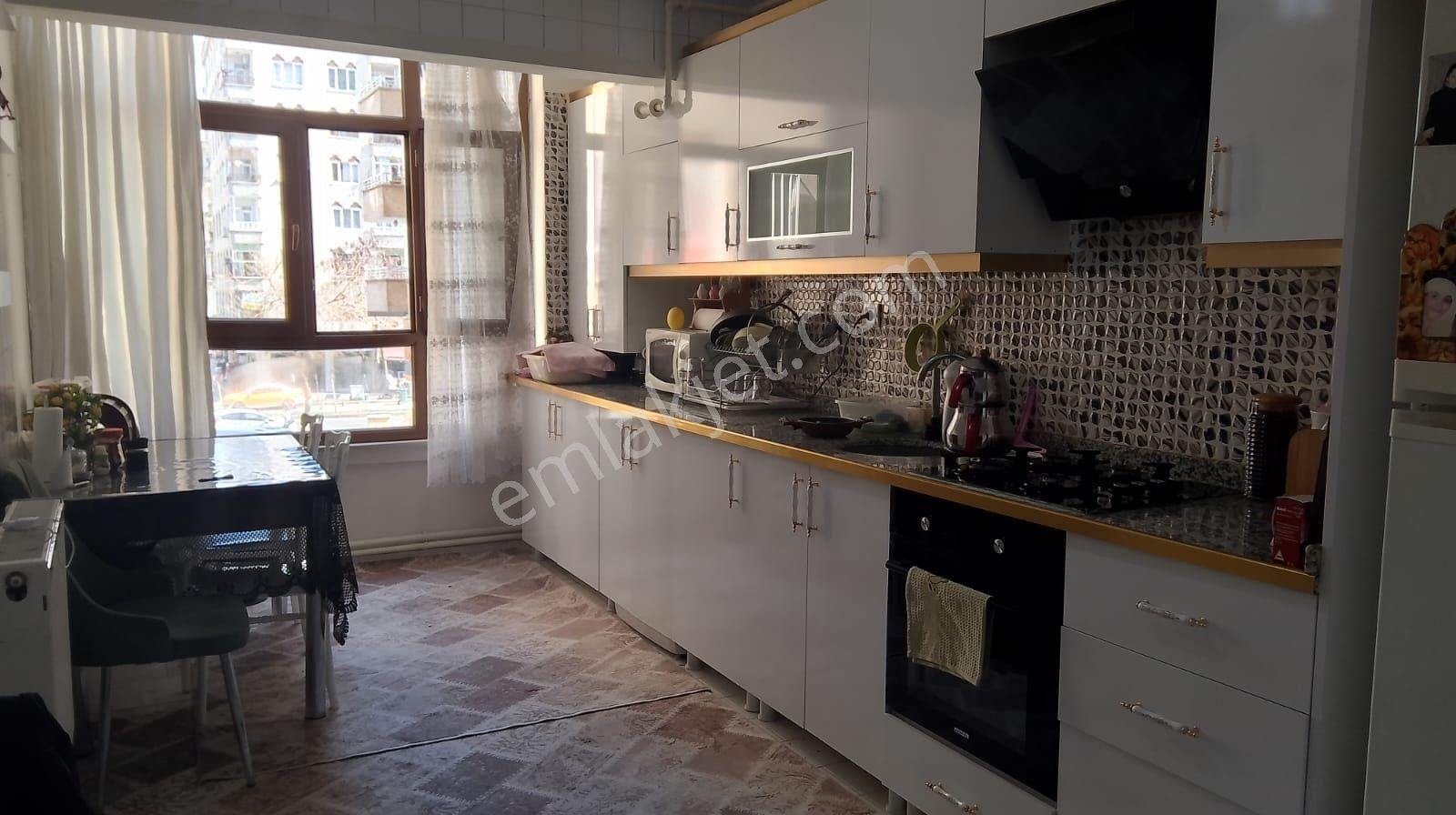 Bağlar Bağcılar Satılık Daire Ofis Ayhan Durağında 3+1 Baştan Hasarsir Uygun Fiyata Bakımlı Satılık Daire