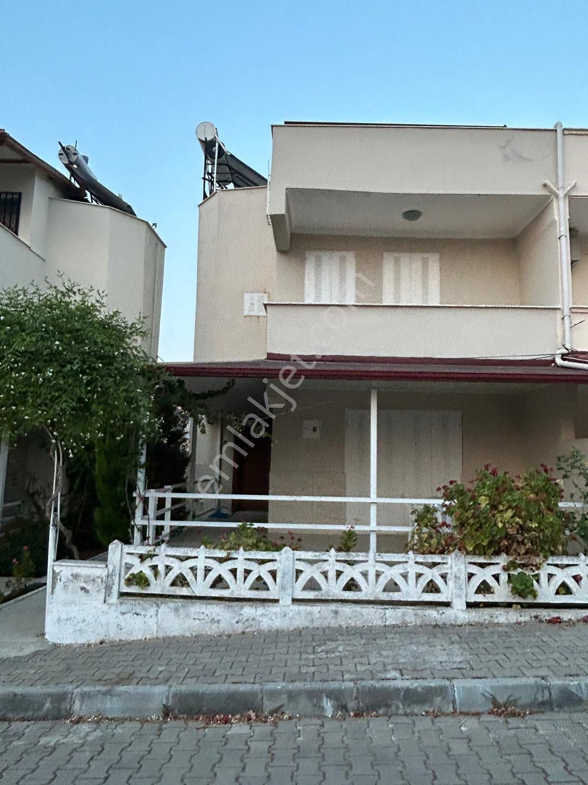 Kuşadası Güzelçamlı Satılık Villa Kuşadası Güzelçamlı Da, Ddenize300mt Mesafede, 3+1 Villa