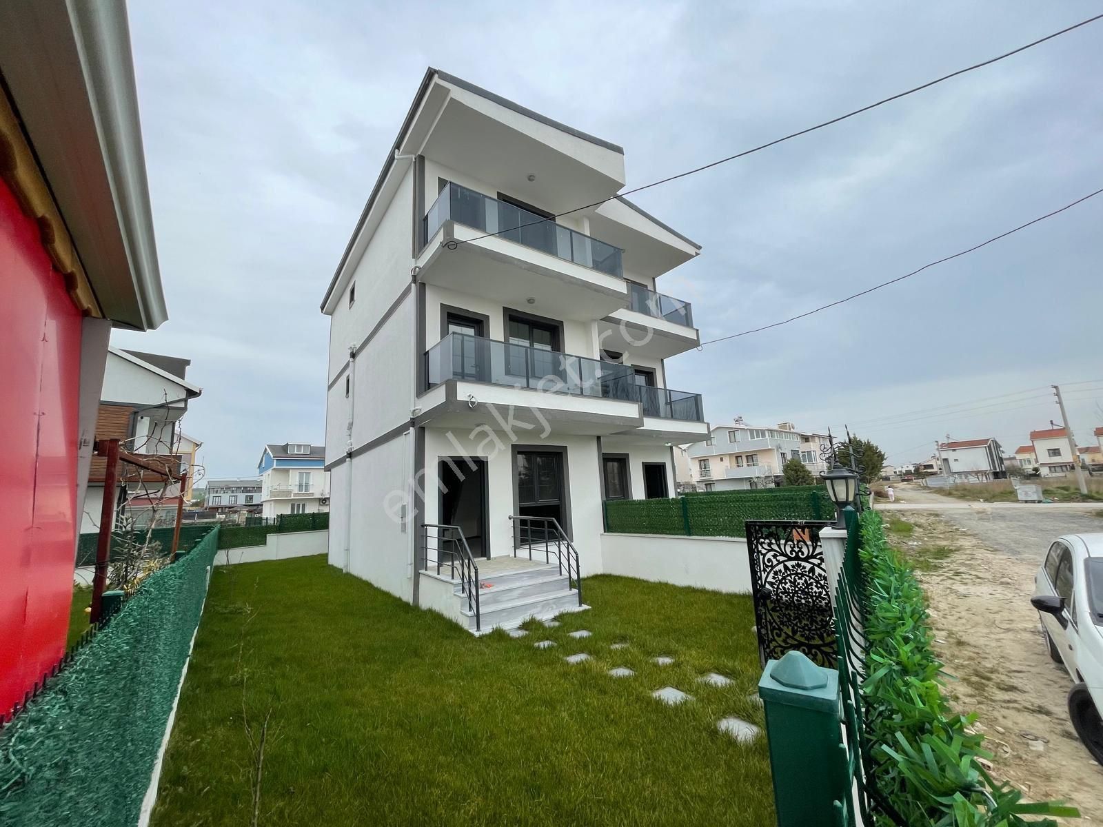 Tekirdağ Marmaraereğlisi Satılık Villa Yeniçiftlikte Peyzajlı Bahçeli Triplex 4+1 Villa