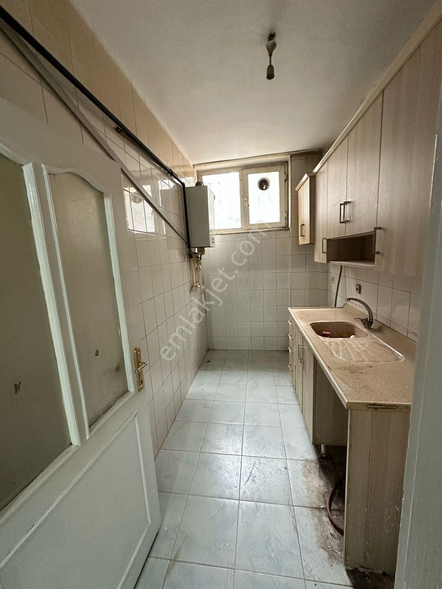 Zeytinburnu Seyitnizam Hastaneye Yakın Kiralık Daire Seyitnizam Kiralık Yarı Bodrum Daire 2005 Yapım Boyalı Temiz