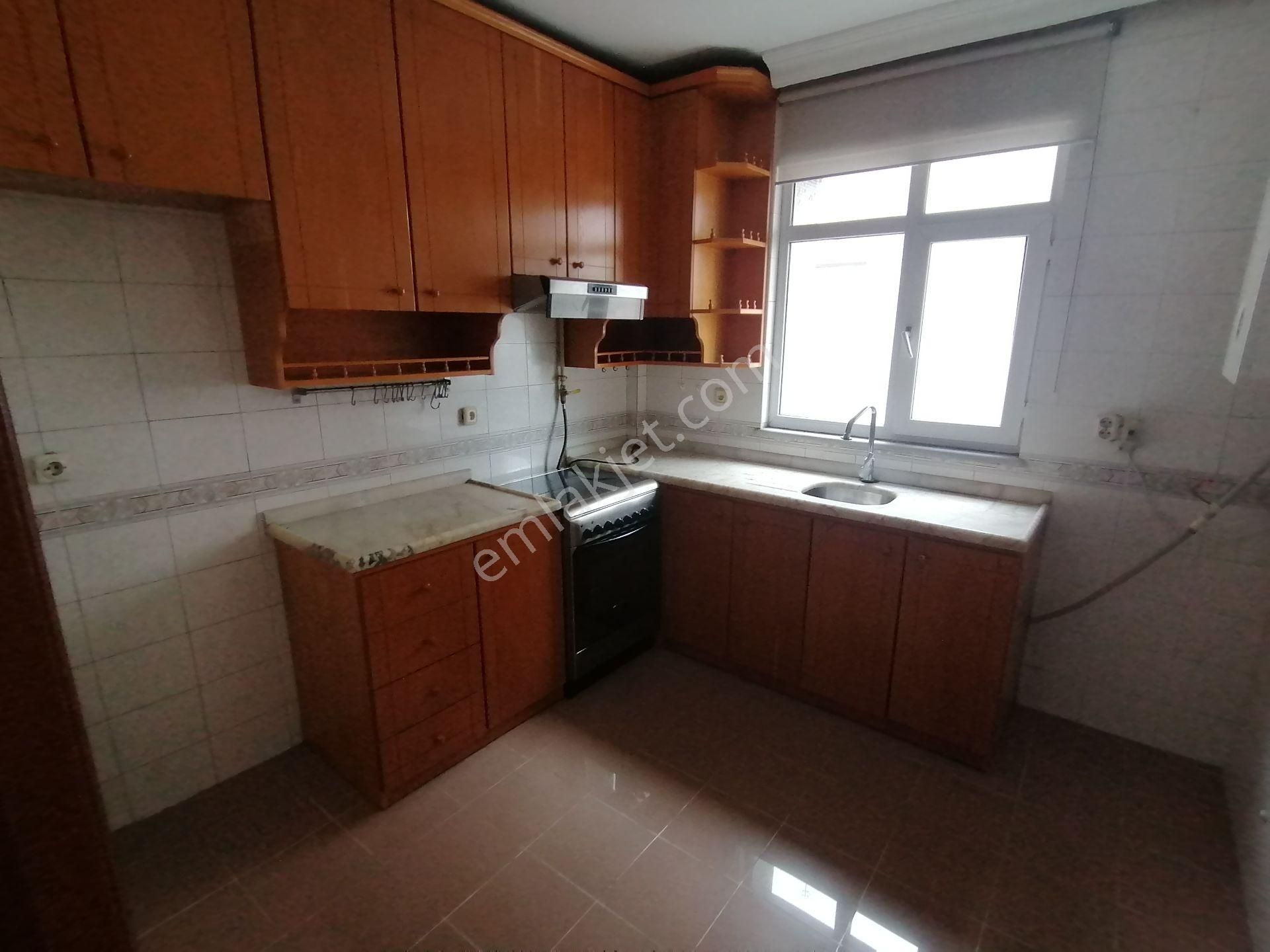 Bakırköy Zuhuratbaba Kiralık Daire B.köy Yücetarlada 4.kat 27 Yıllık 130m2 Asansörlü 3+1 (ofiste Olabilir)kiralık