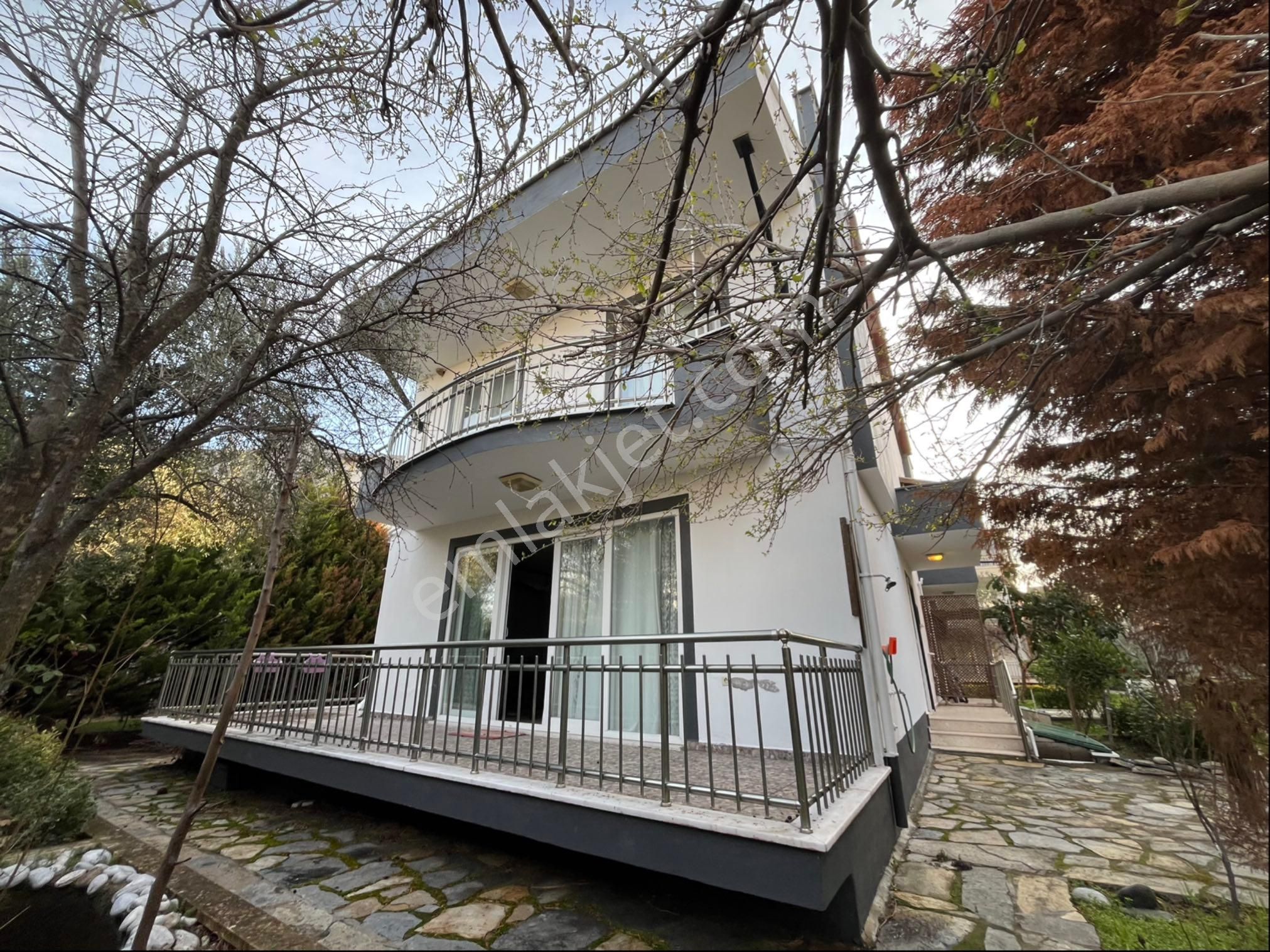 Edremit Akçay Satılık Daire Akçay Cemil Temelde 4+1 Triplex Villa